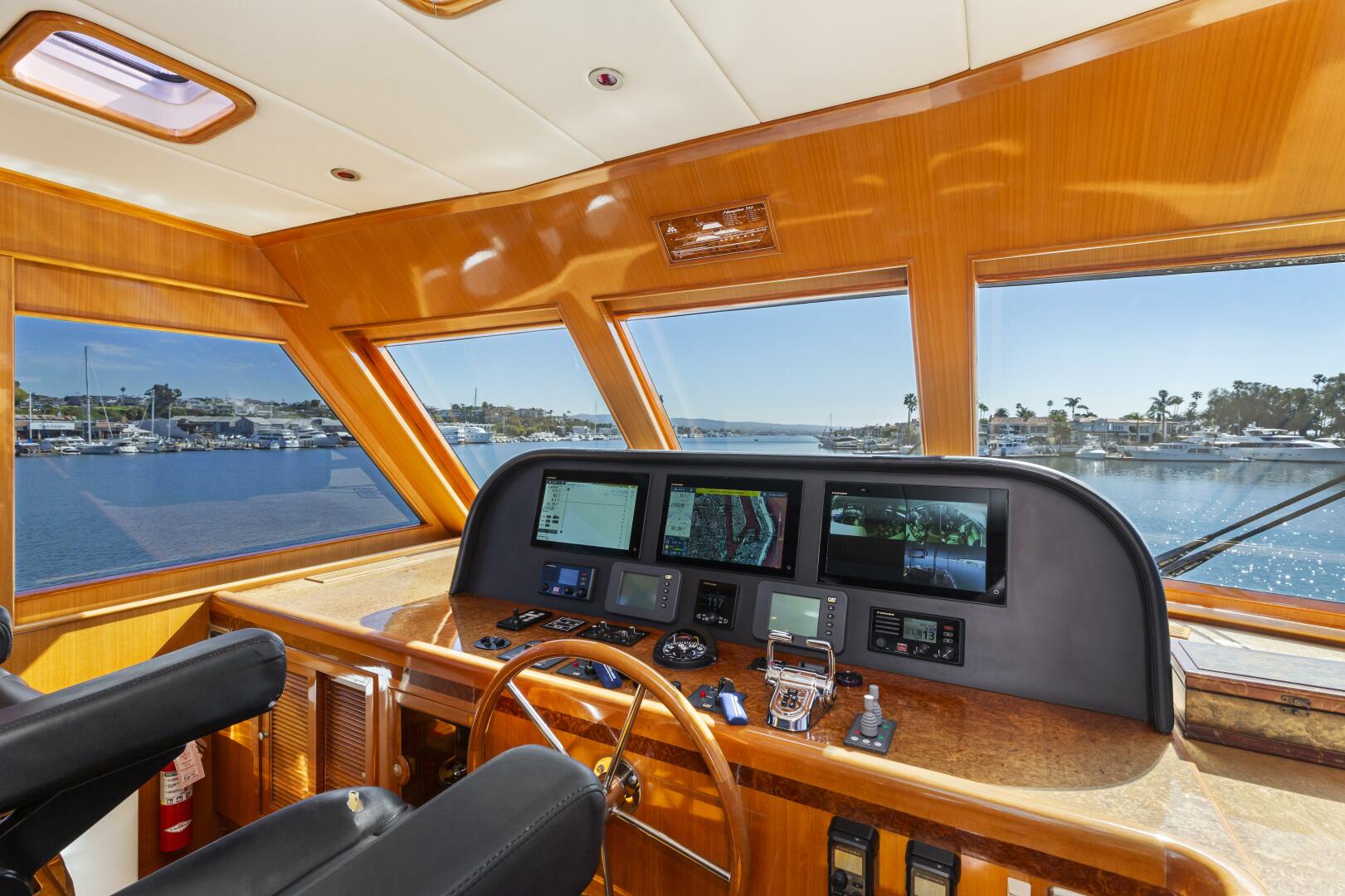 2007 Hampton Cockpit Motoryacht - Image 2