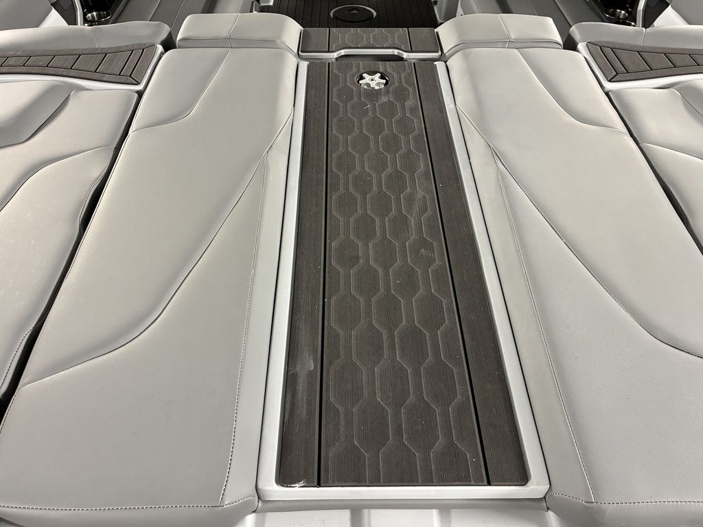 2026 MasterCraft XT24 - Image 19