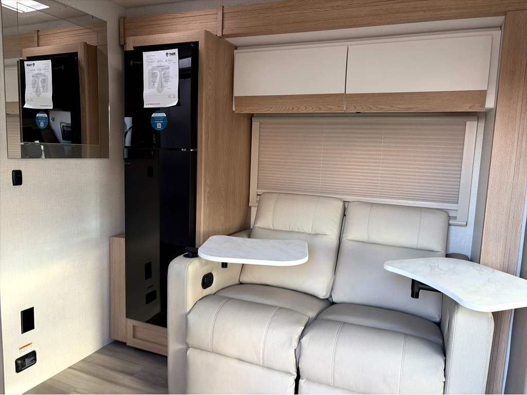 2027 THOR MOTOR COACH TIBURON 24XL - Image 10
