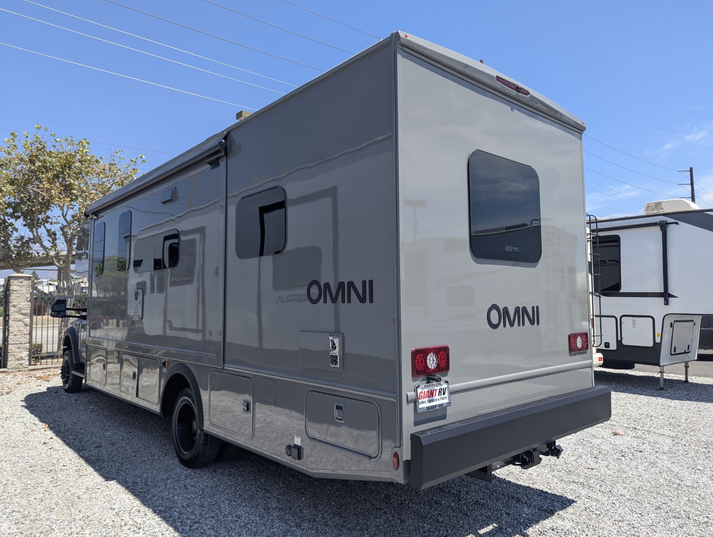 2027 Thor Motor Coach Omni X32 - Image 14