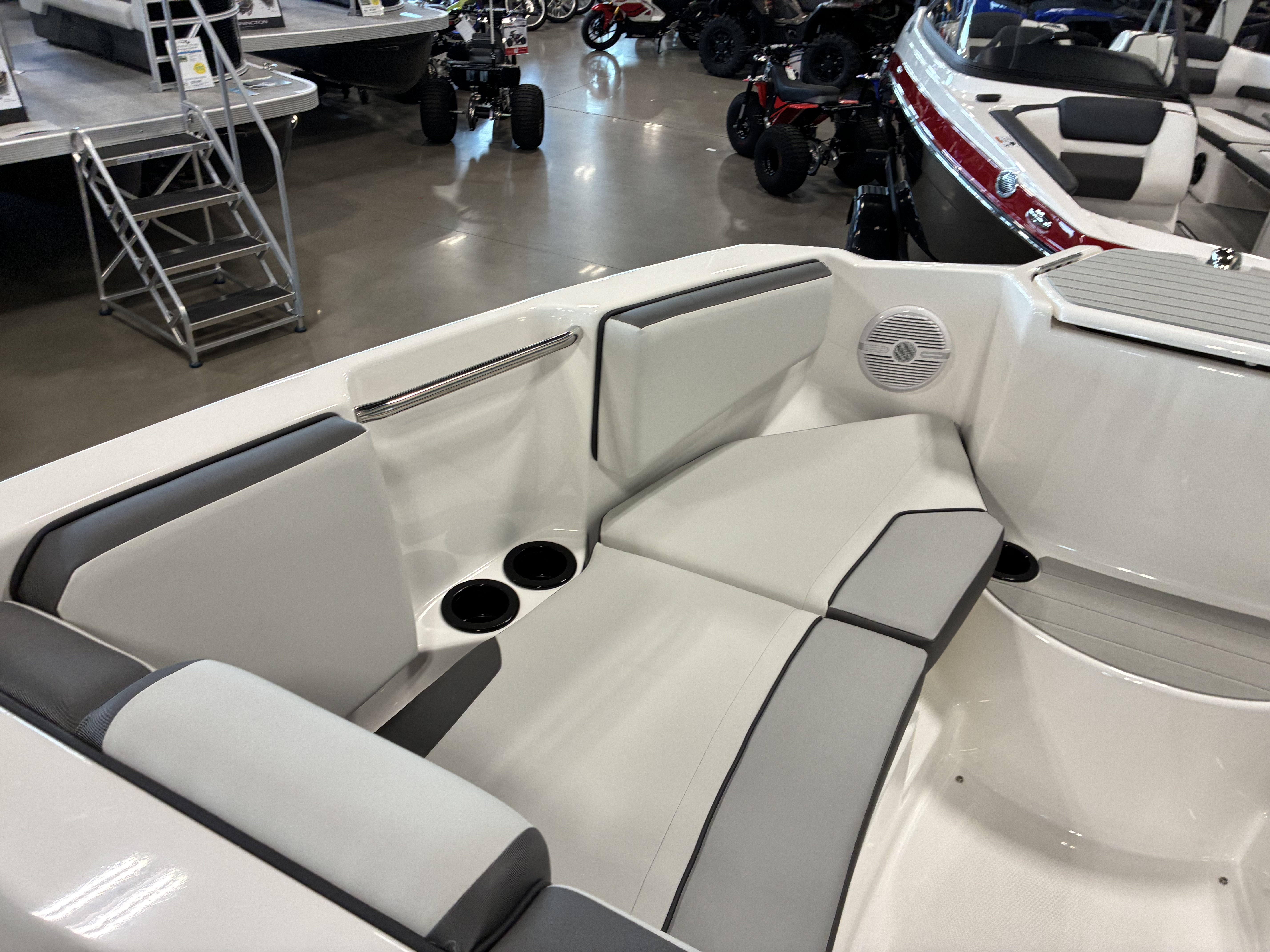 2026 Yamaha Boats AR220 - Image 13