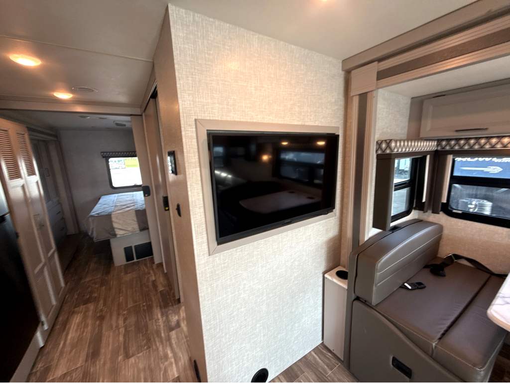 2022 Thor Motor Coach HURRICANE 34R - Image 17