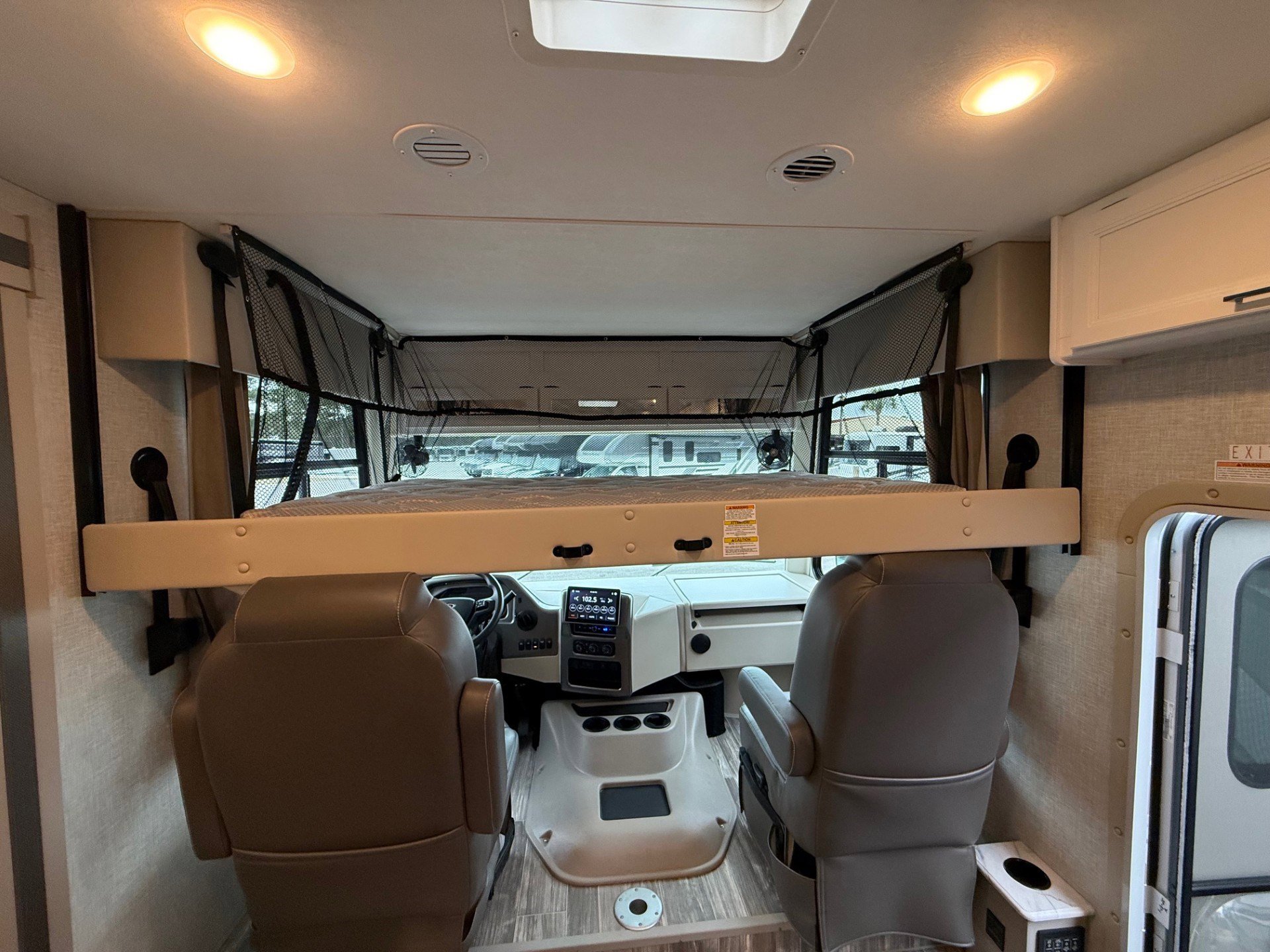 2025 THOR MOTOR COACH HURRICANE 29M - Image 12