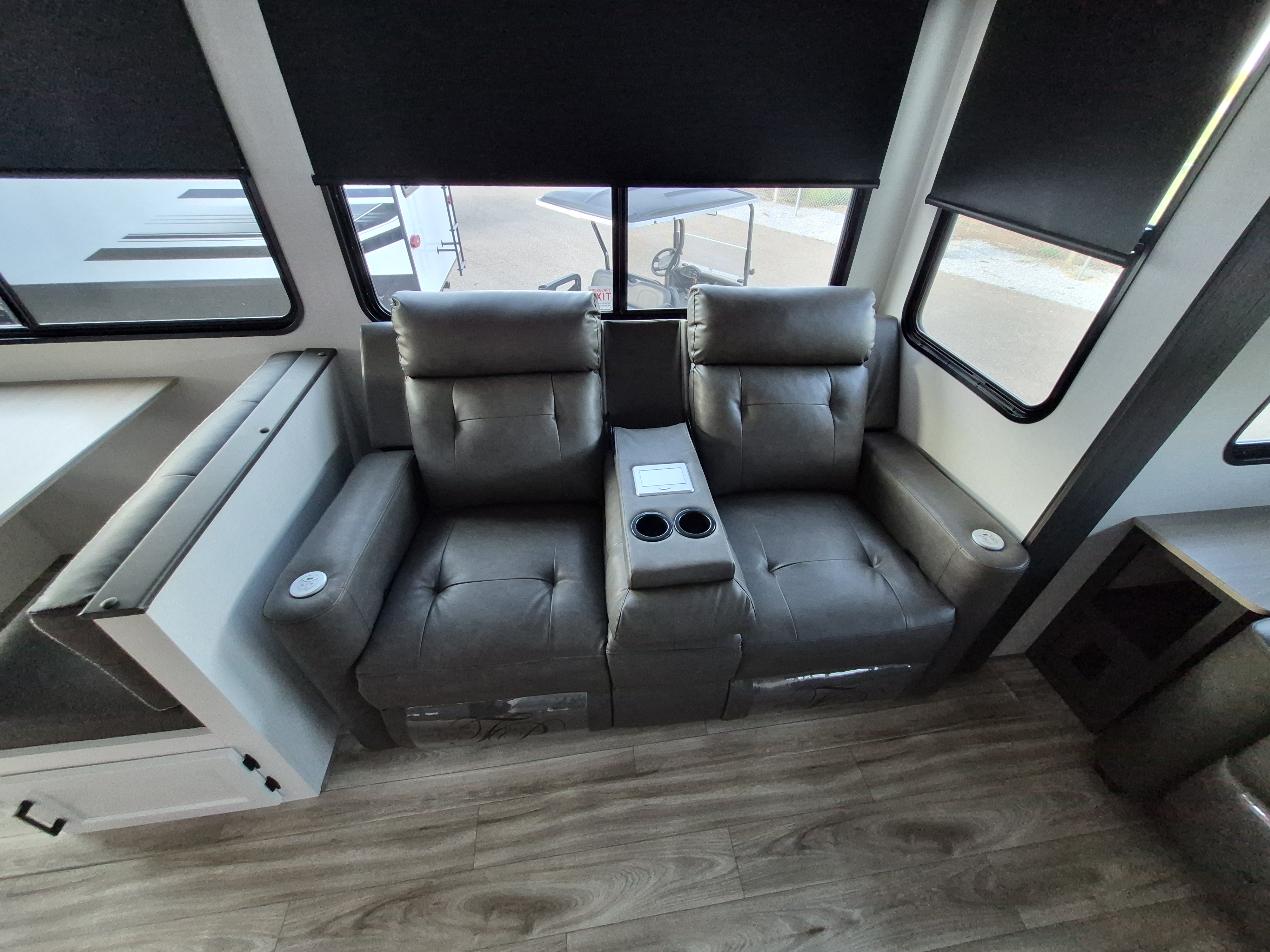 2027 VENTURE RV SPORTTREK 303VIK - Image 14