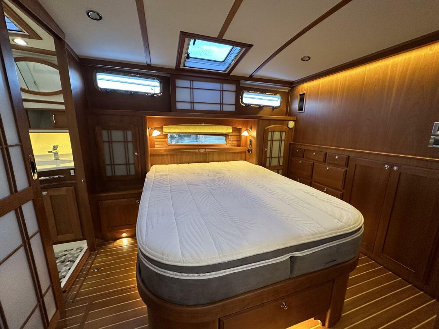 2018 Sabre 48 Flybridge Sedan - Image 16