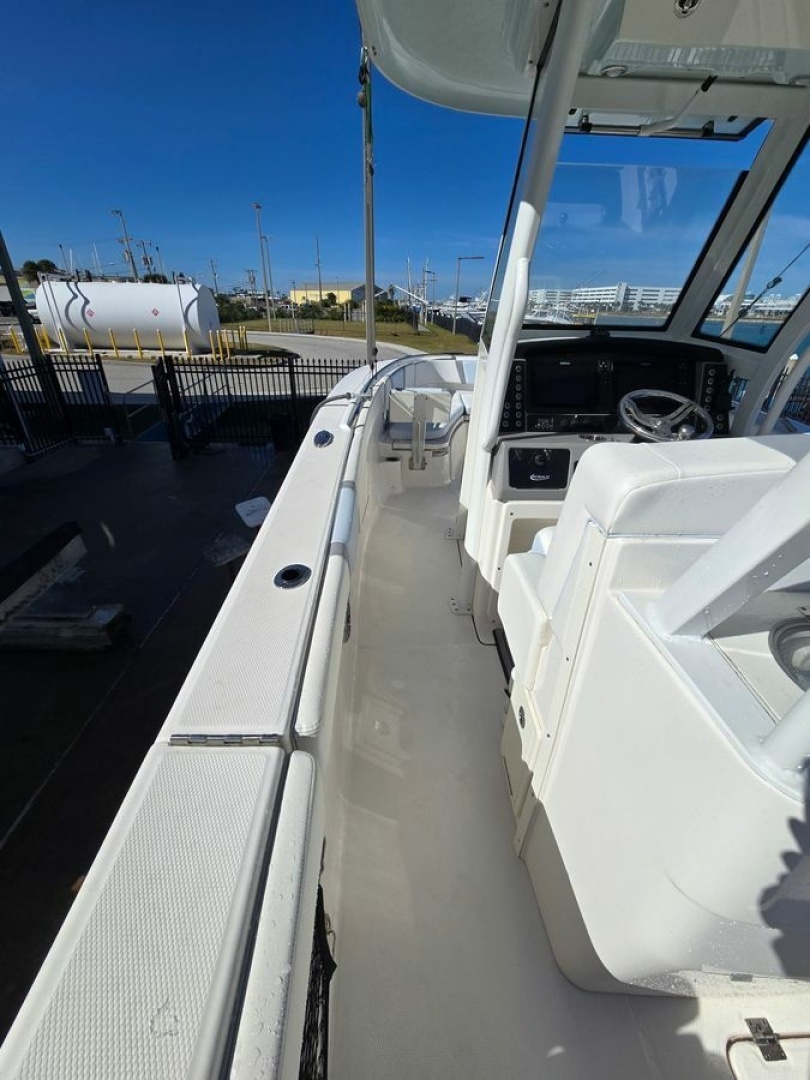 2022 Robalo R272 - Image 21