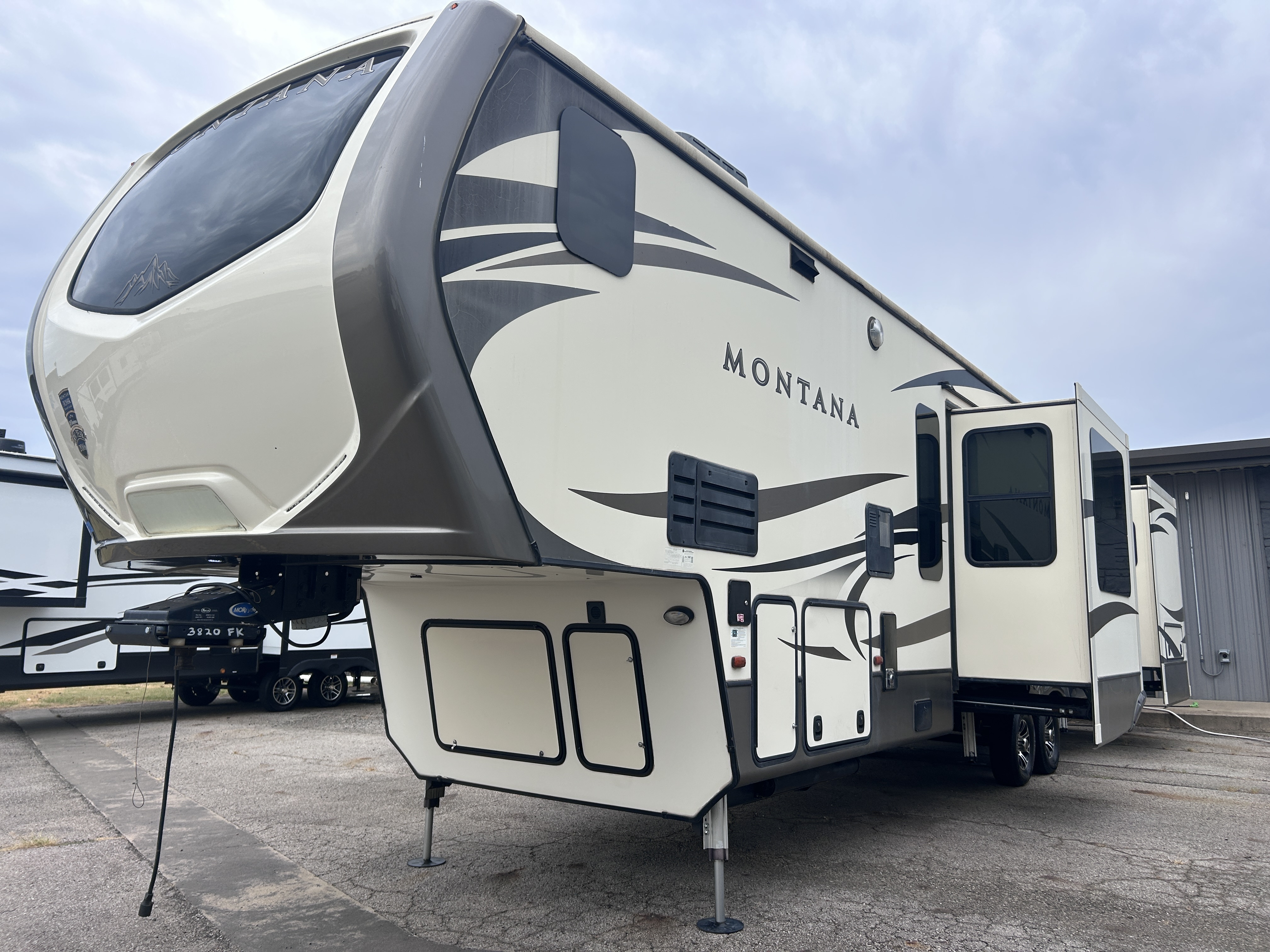 2017 Keystone Montana 3820FK - Image 4