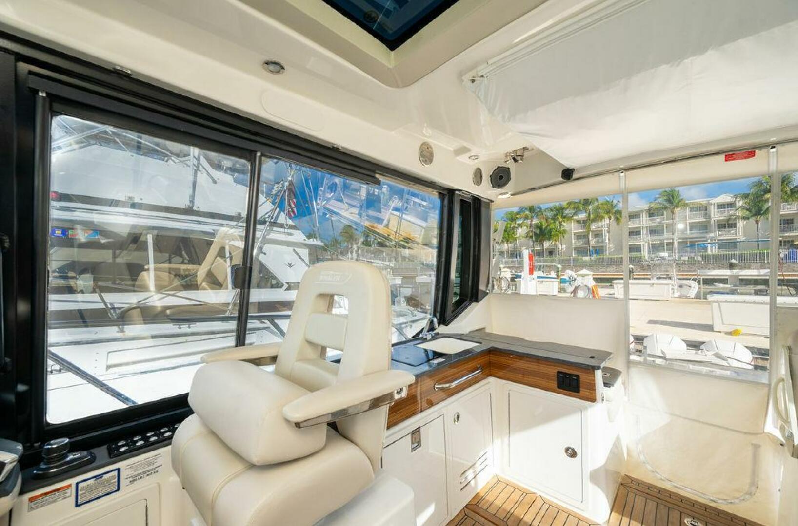 2023 Boston Whaler 405 Conquest - Image 28