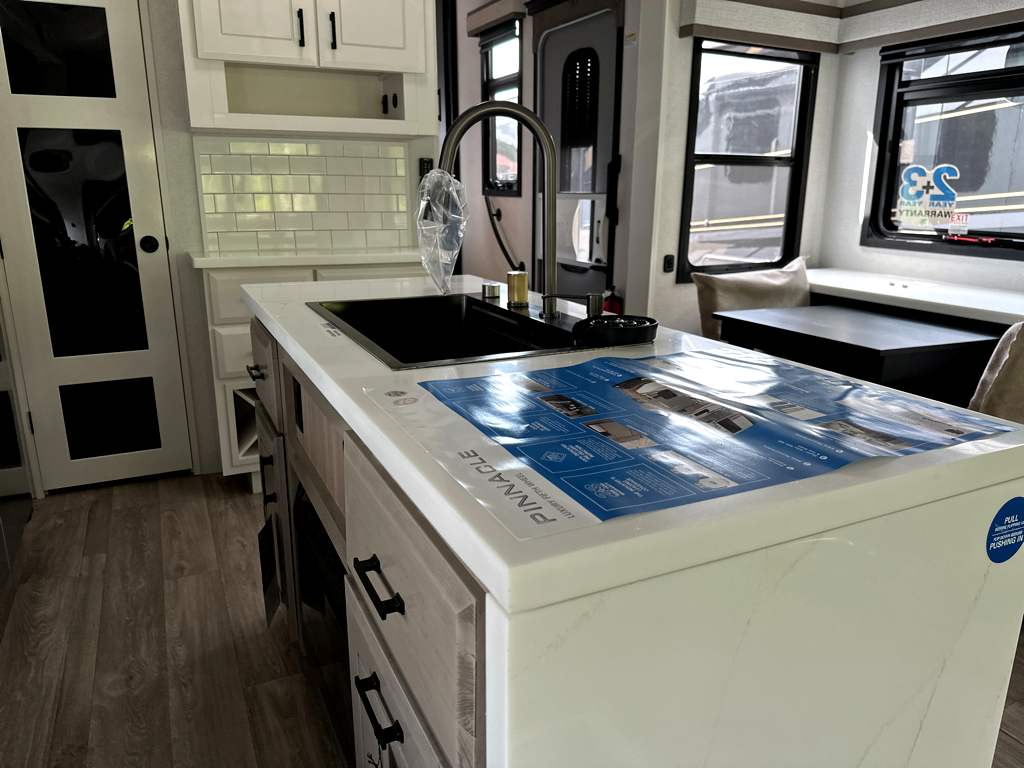 2027 JAYCO PINNACLE 32RLTS - Image 9