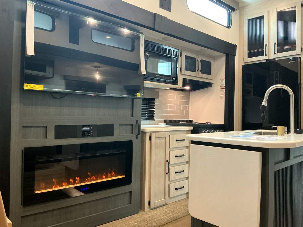 2026 PALOMINO 421LFT - Image 5
