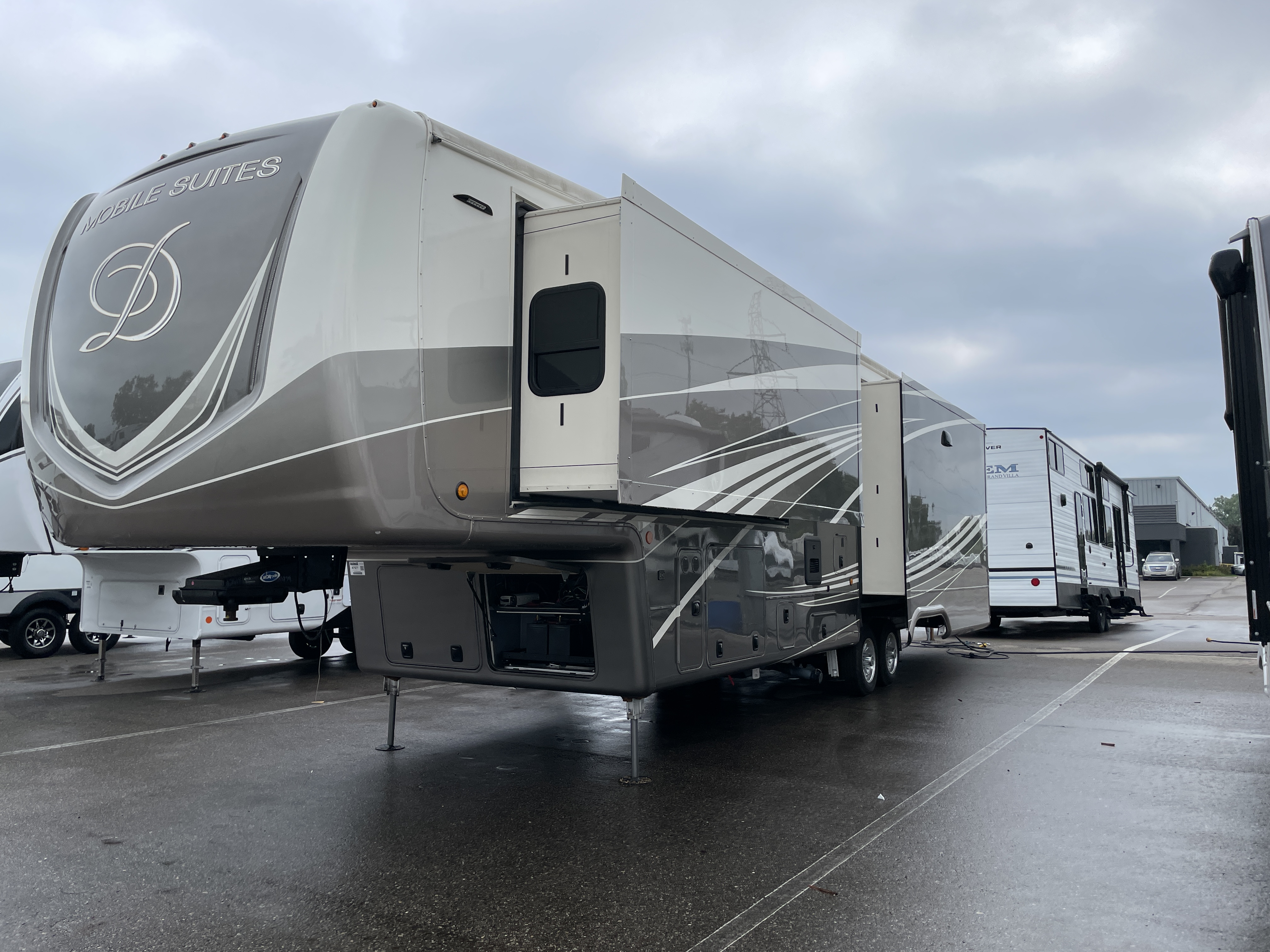 2022 DRV Mobile Suites 40KSSB4 - Image 5