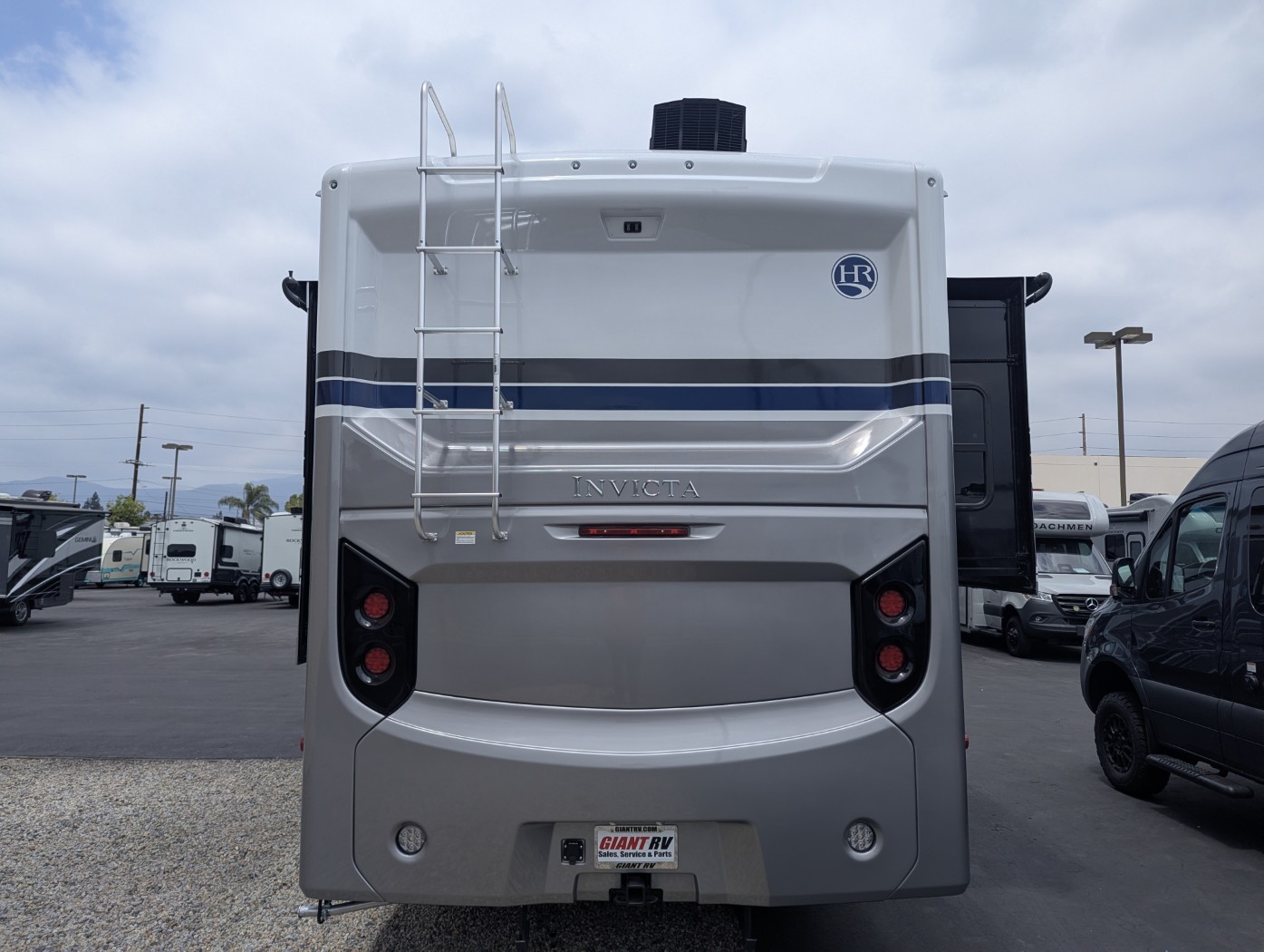 2026 Holiday Rambler Invicta 33HB - Image 5