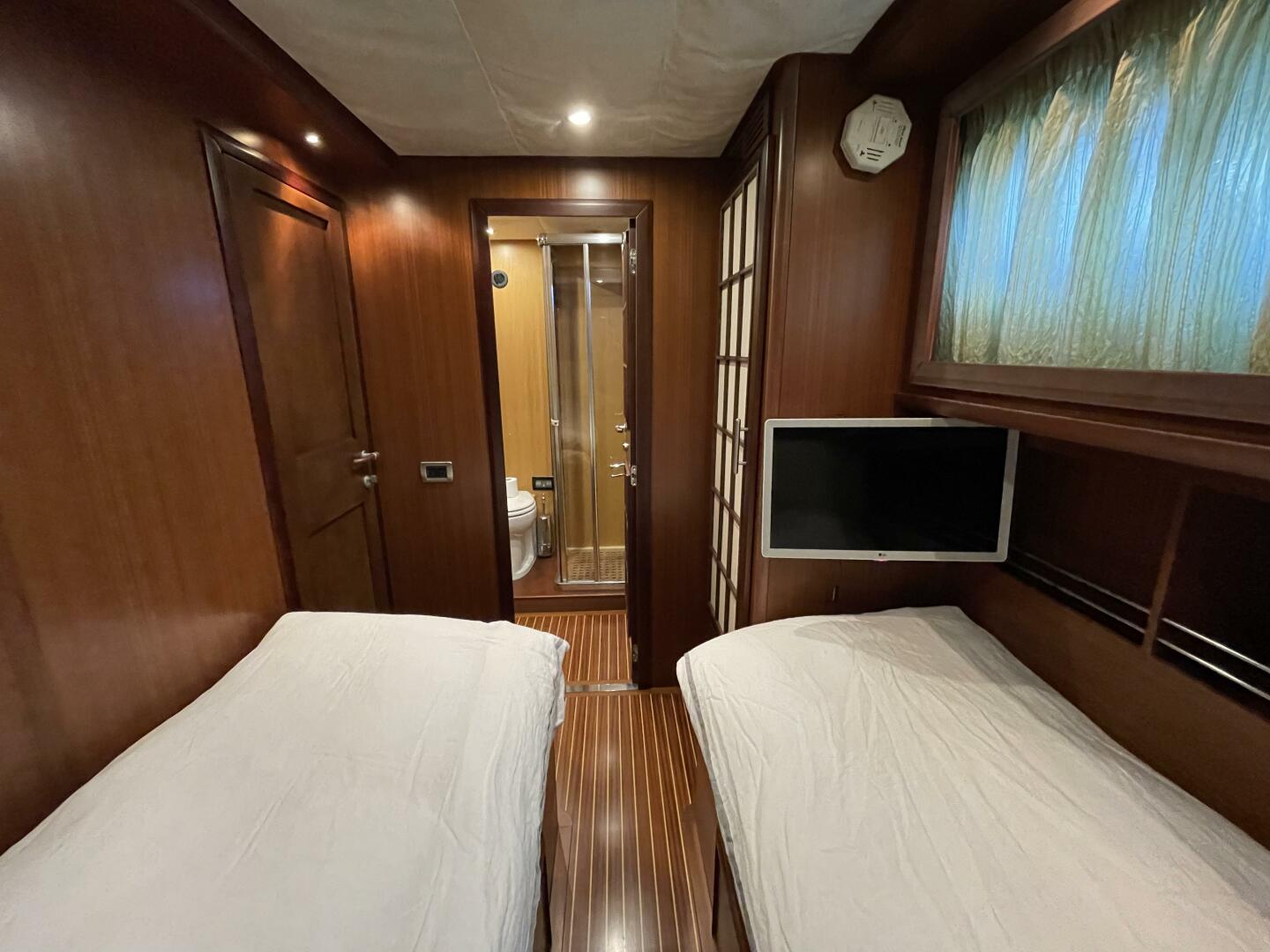 2006 Mochi Craft 74' Dolphin - Image 13