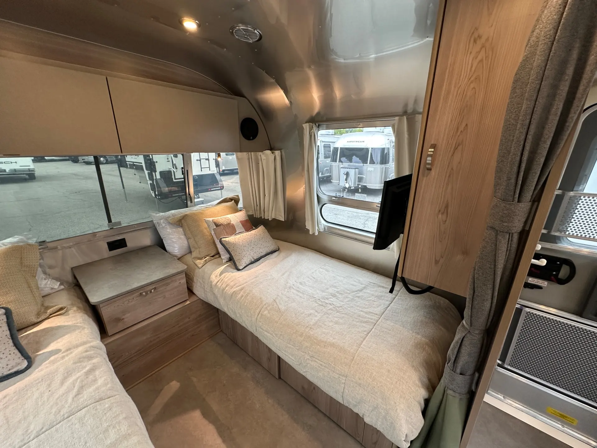 2027 Airstream Flying Cloud 30FB Bunk - Image 55
