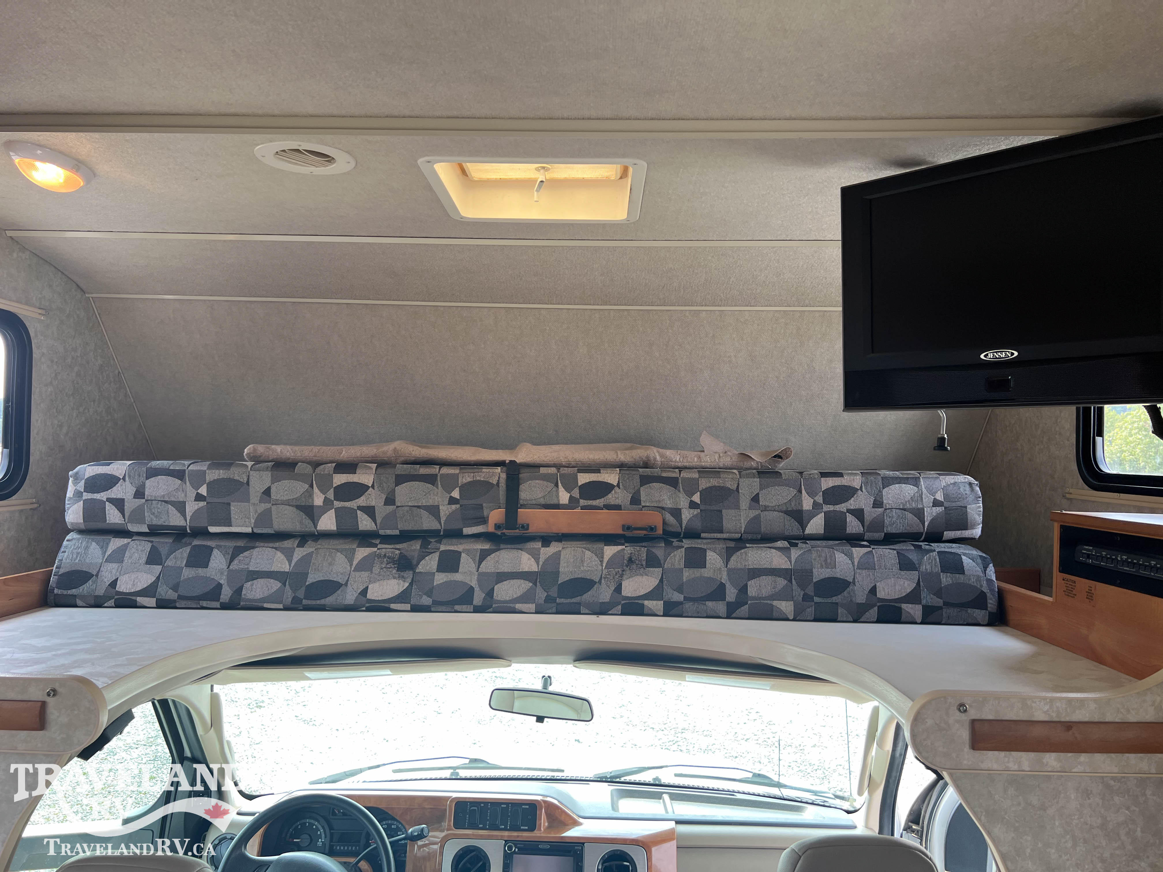 2010 Winnebago Access 24V - Image 9