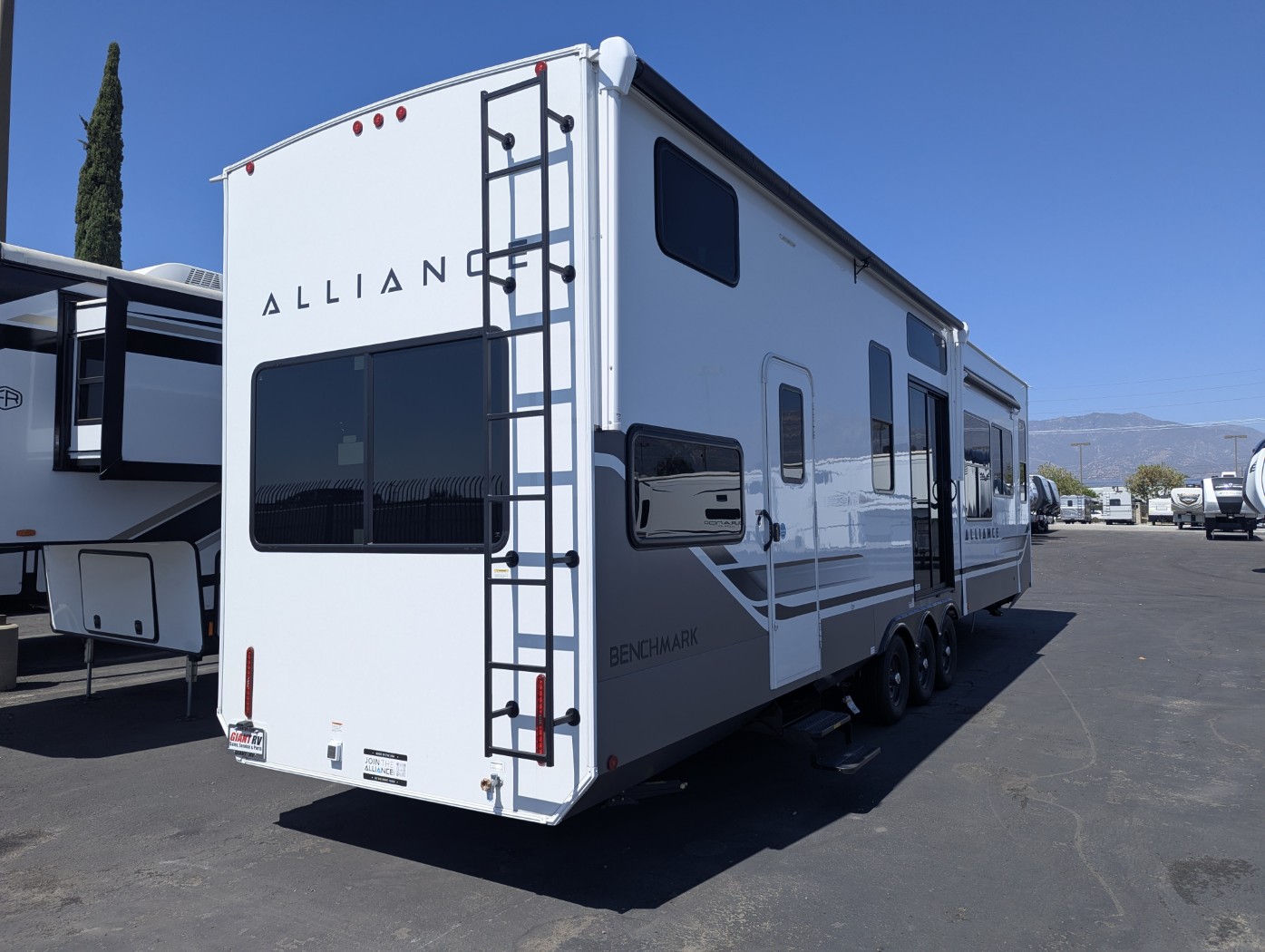 2027 Alliance RV Benchmark 42LFT - Image 6