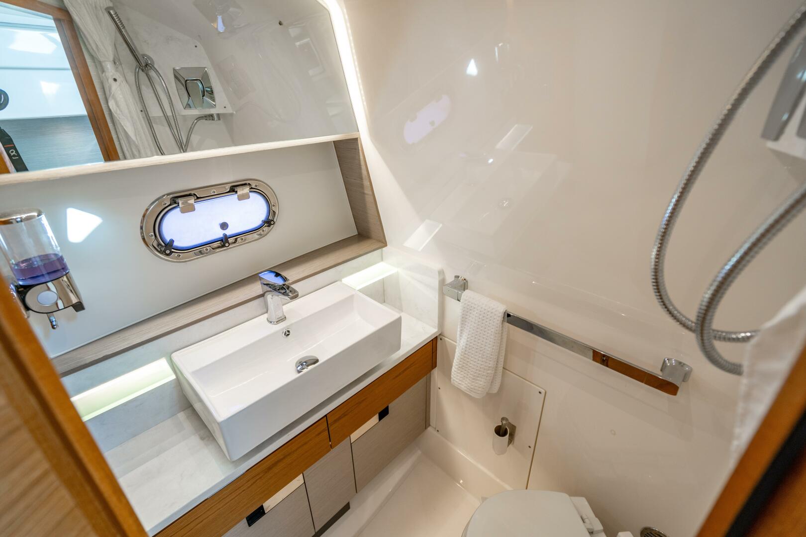 2022 Tiara Yachts 43 LS - Image 77