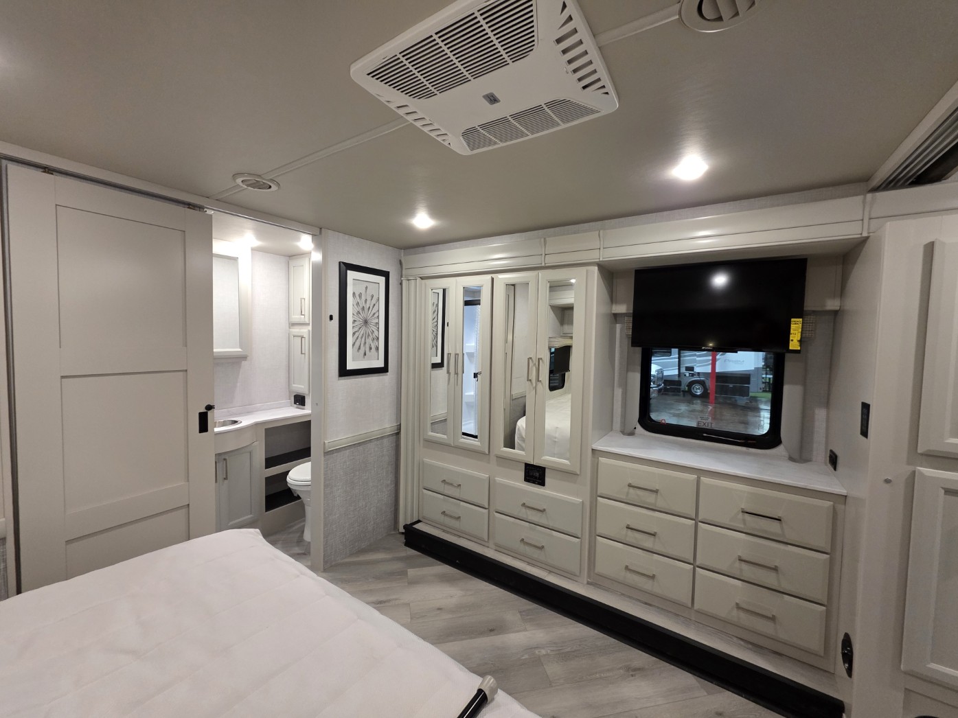 2026 Holiday Rambler Invicta 33HB - Image 21