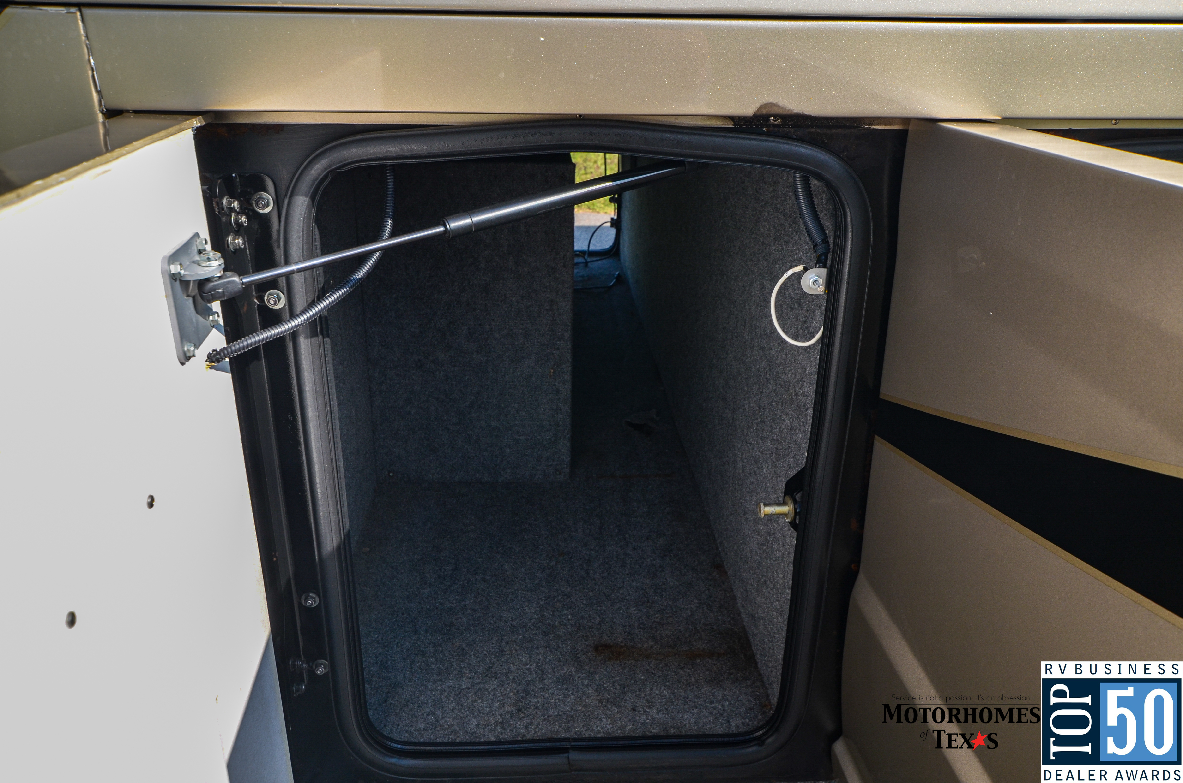 2007 Country Coach Magna  - exterior 26