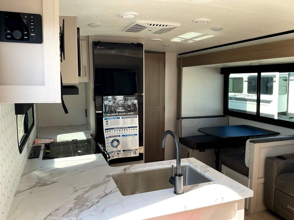 2027 JAYCO Jay Feather 33BH - Image 6