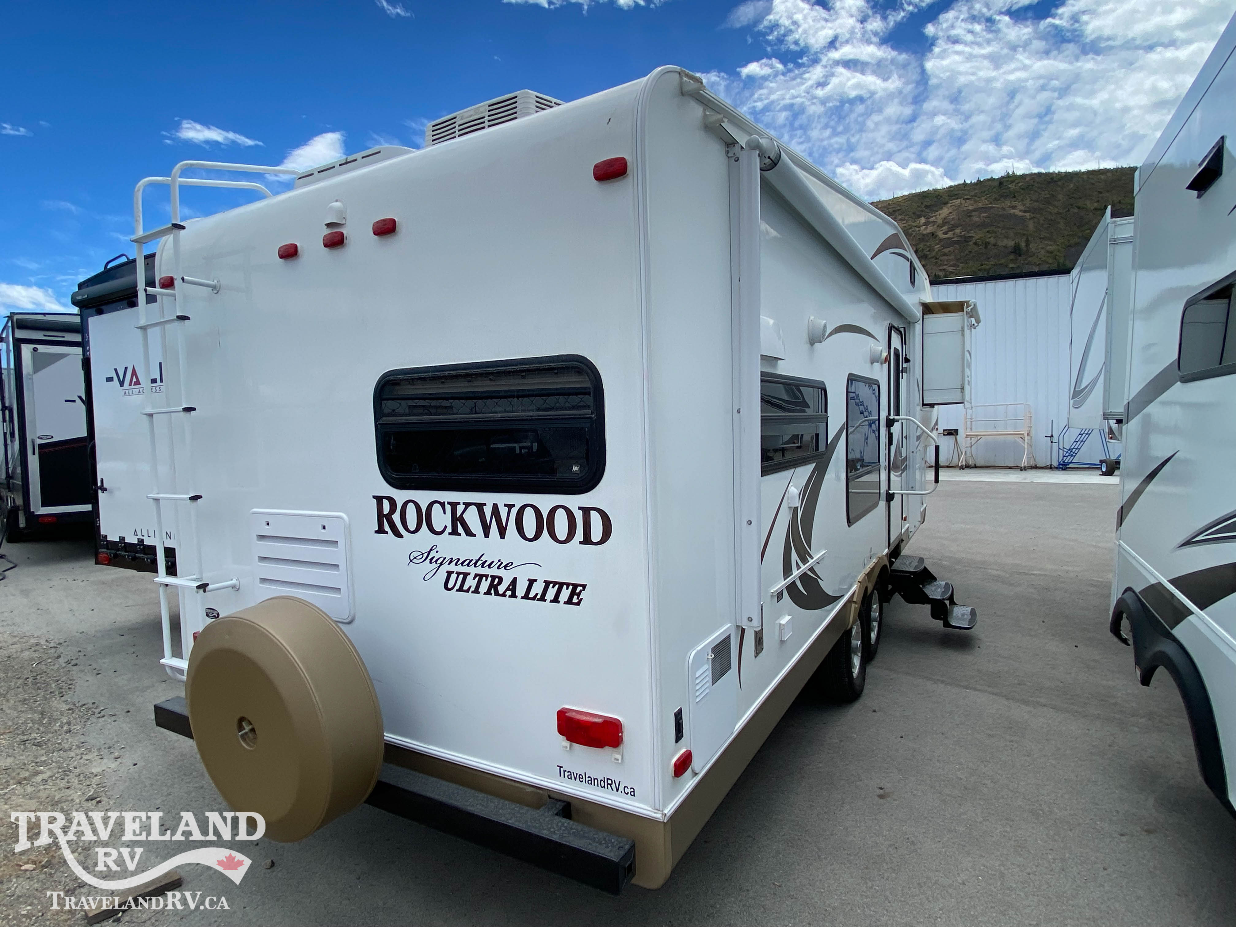 2012 Forest River Rockwood Signature Ultra Lite 8280WS - Image 7