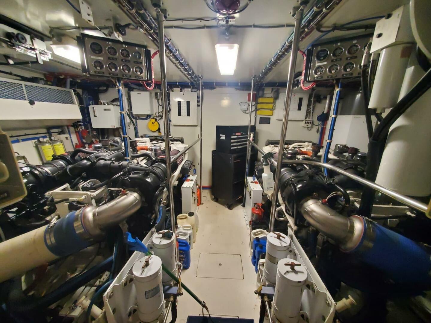 2000 Hatteras 75 Sport Deck - Image 24