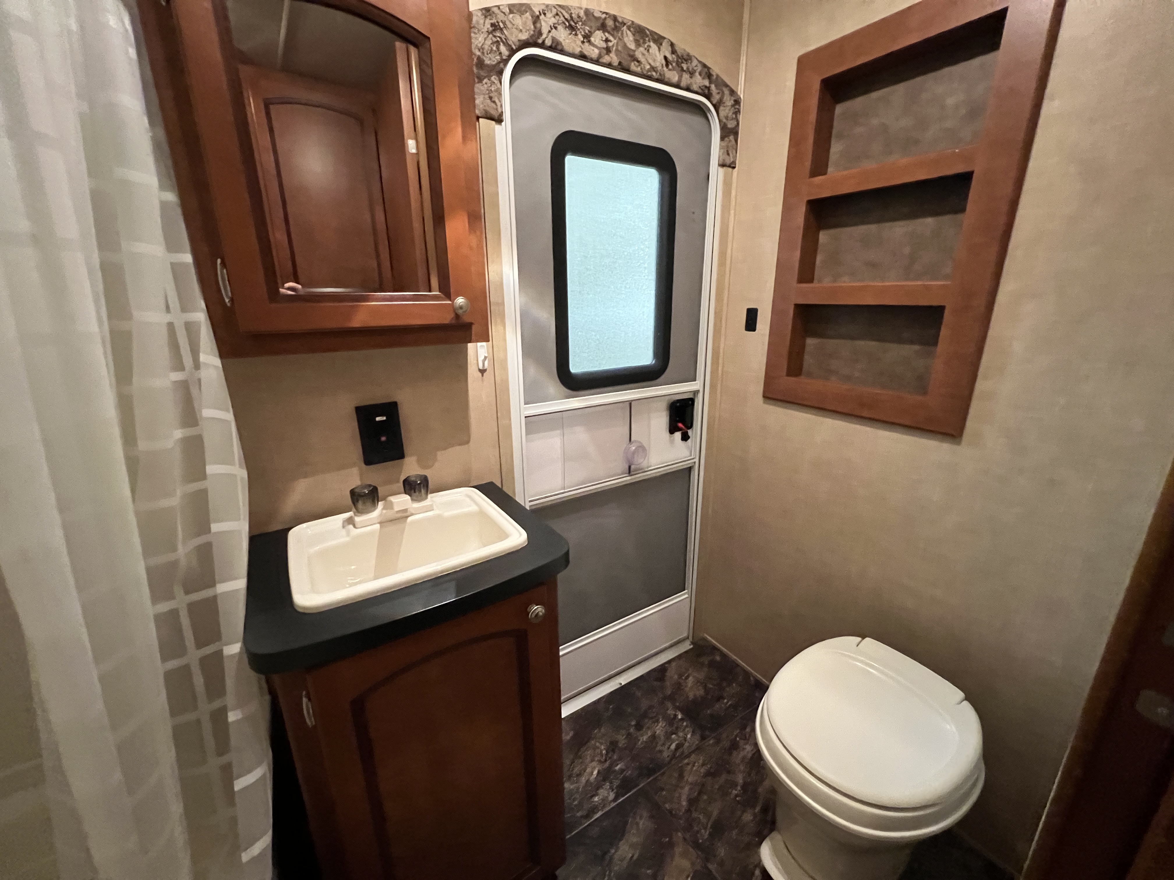 2011 SHASTA REVERE 32BHDS HMS - Image 24