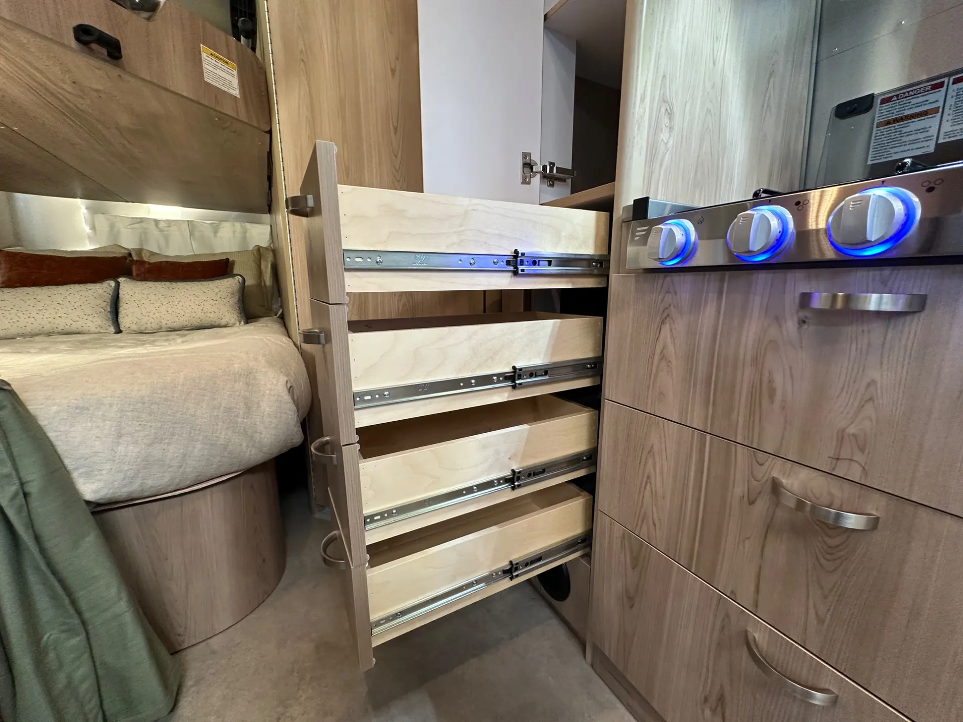 2027 Airstream Flying Cloud 30FB Bunk - Image 29