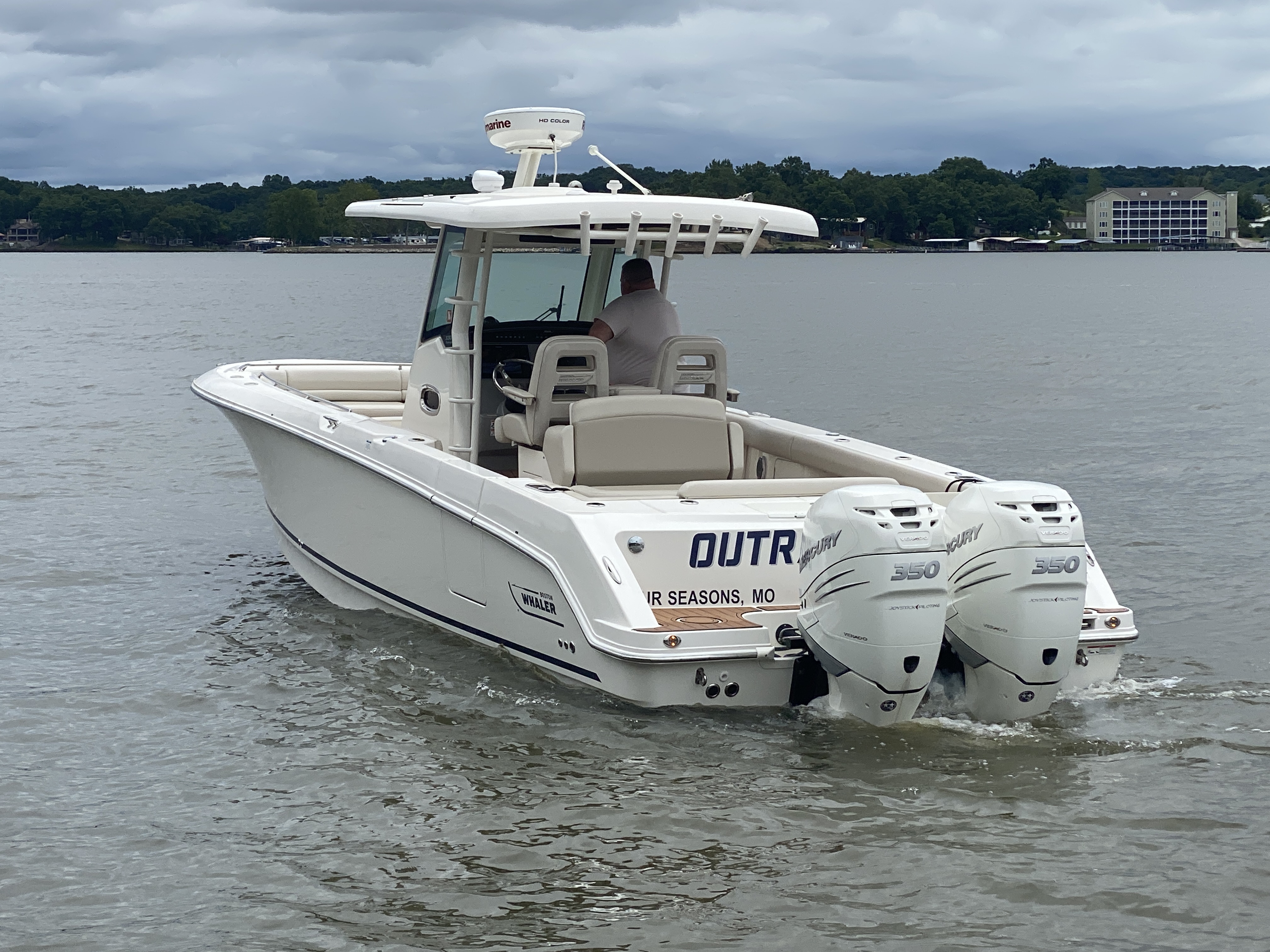 2016 Boston Whaler 330 Outrage - Image 2