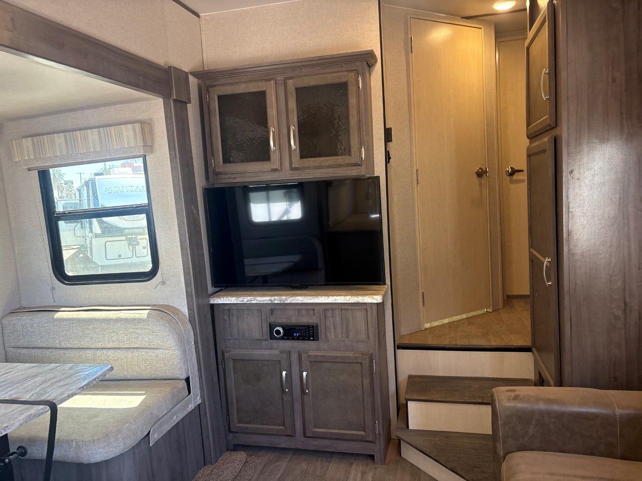 2019 Winnebago Minnie Plus 25RKS - Image 6