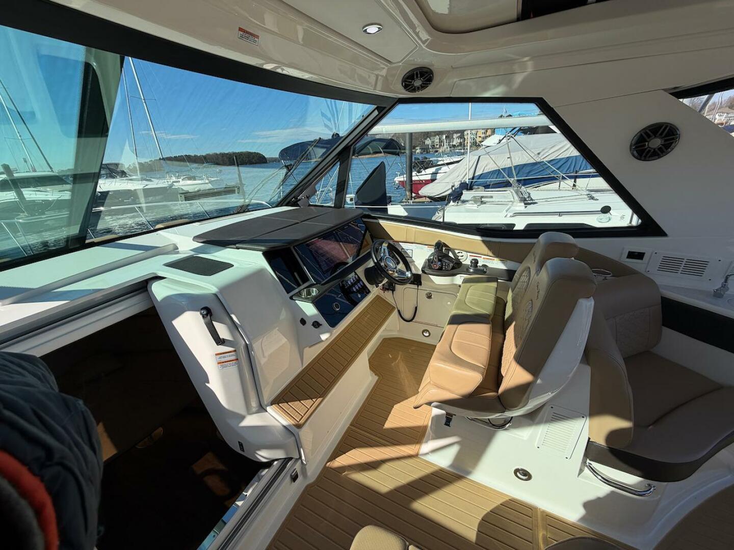 2023 Sea Ray 320 Outboard - Image 27