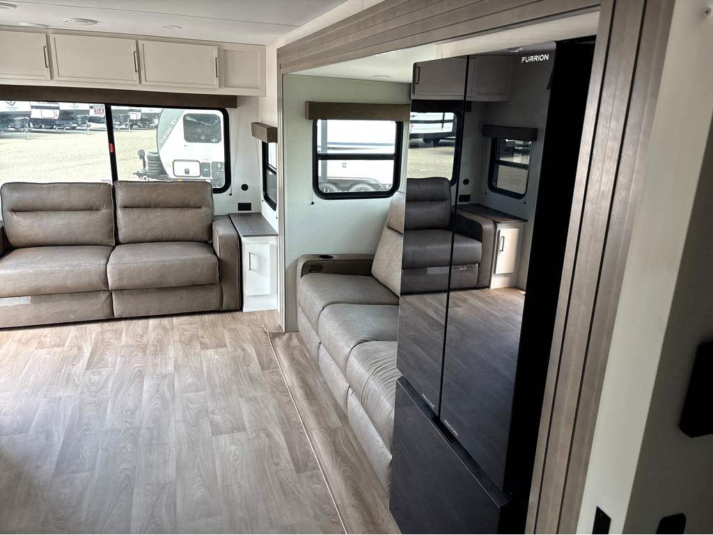 2027 GRAND DESIGN TRANSCEND 245RLT - Image 21