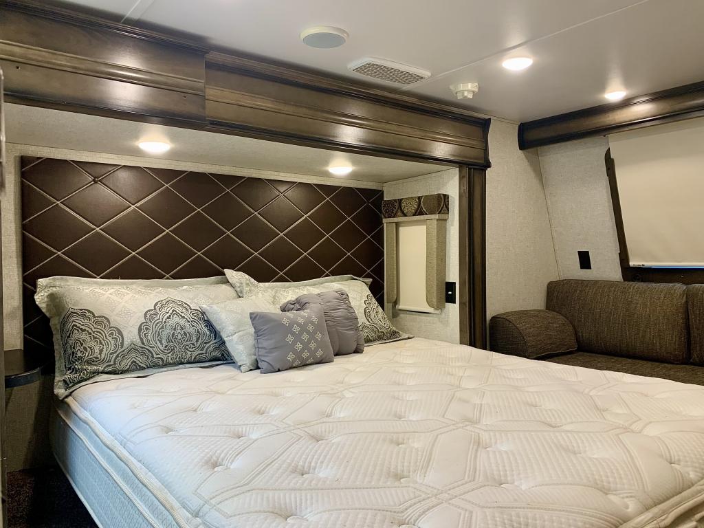 2019 Keystone Montana 3811MS - Image 36
