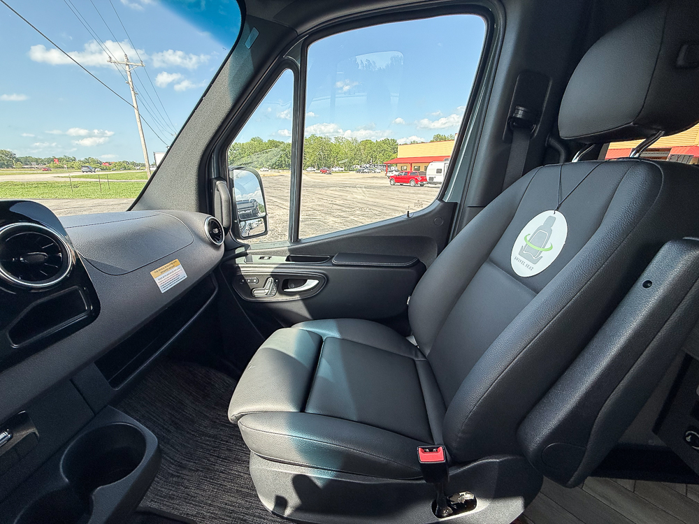 2025 THOR MOTORCOACH 19A - Image 20