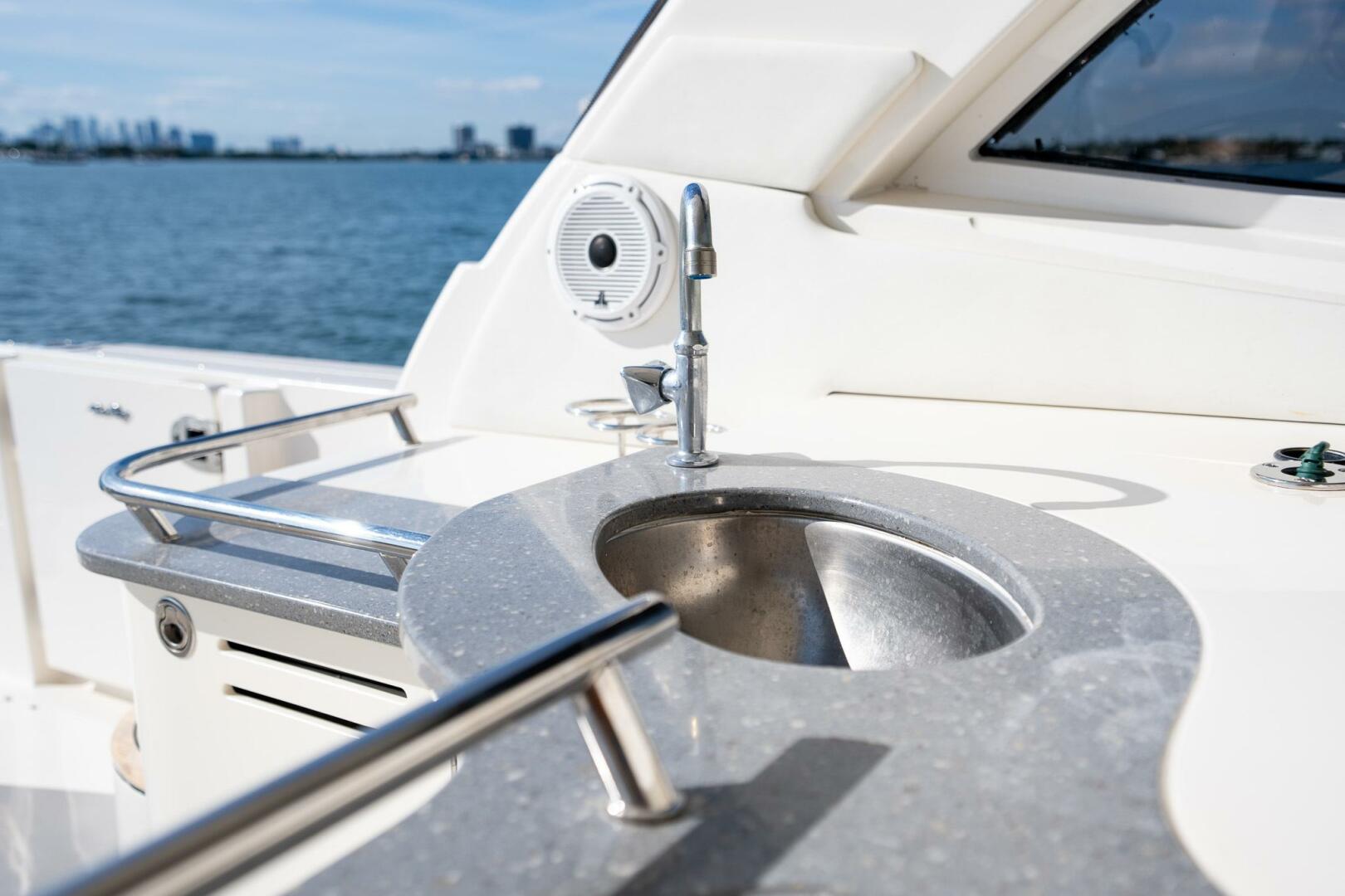 2005 Sea Ray 48 Sundancer - Image 18