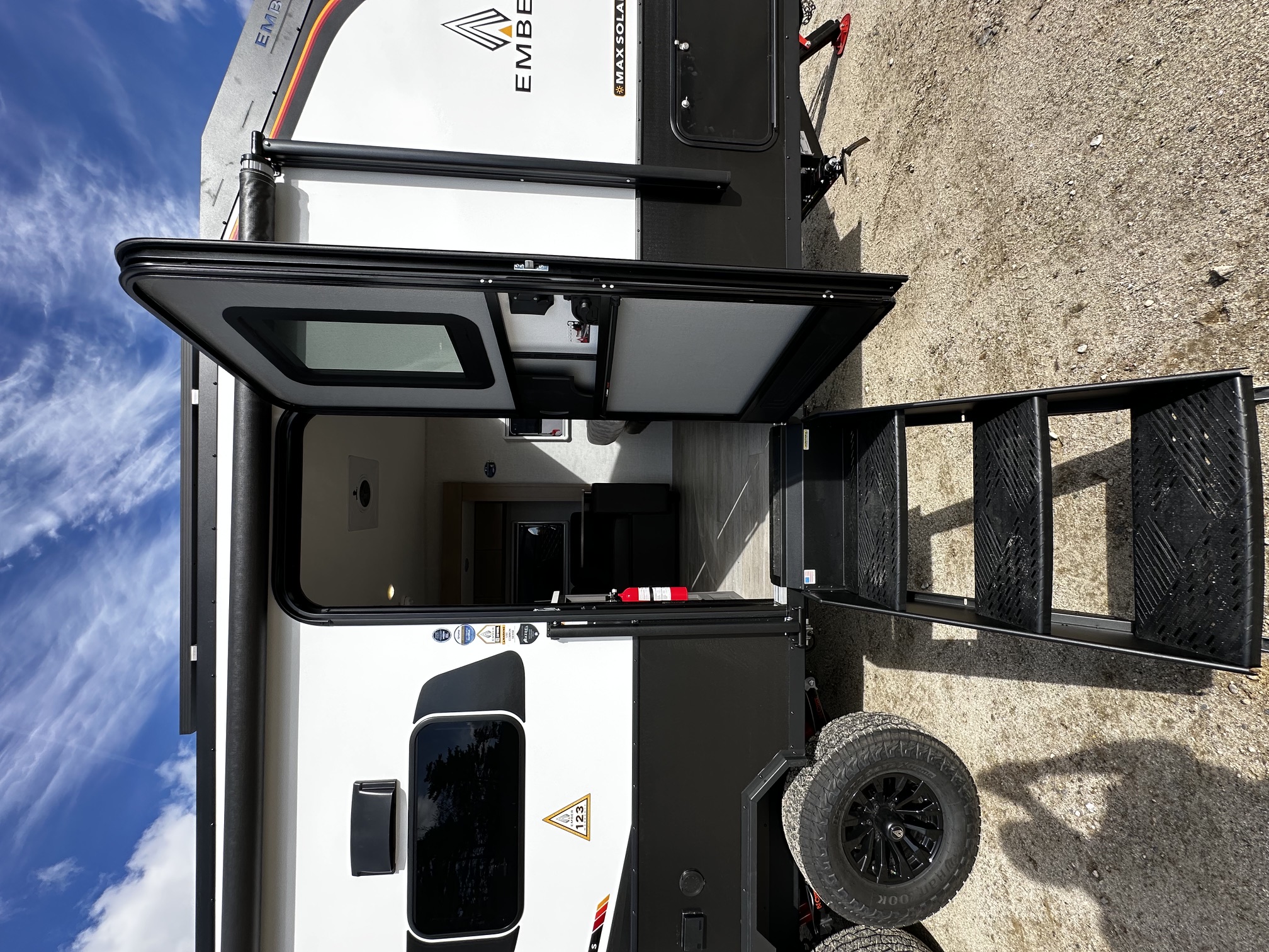 2027 Ember Overland Series 221MSL - Image 5