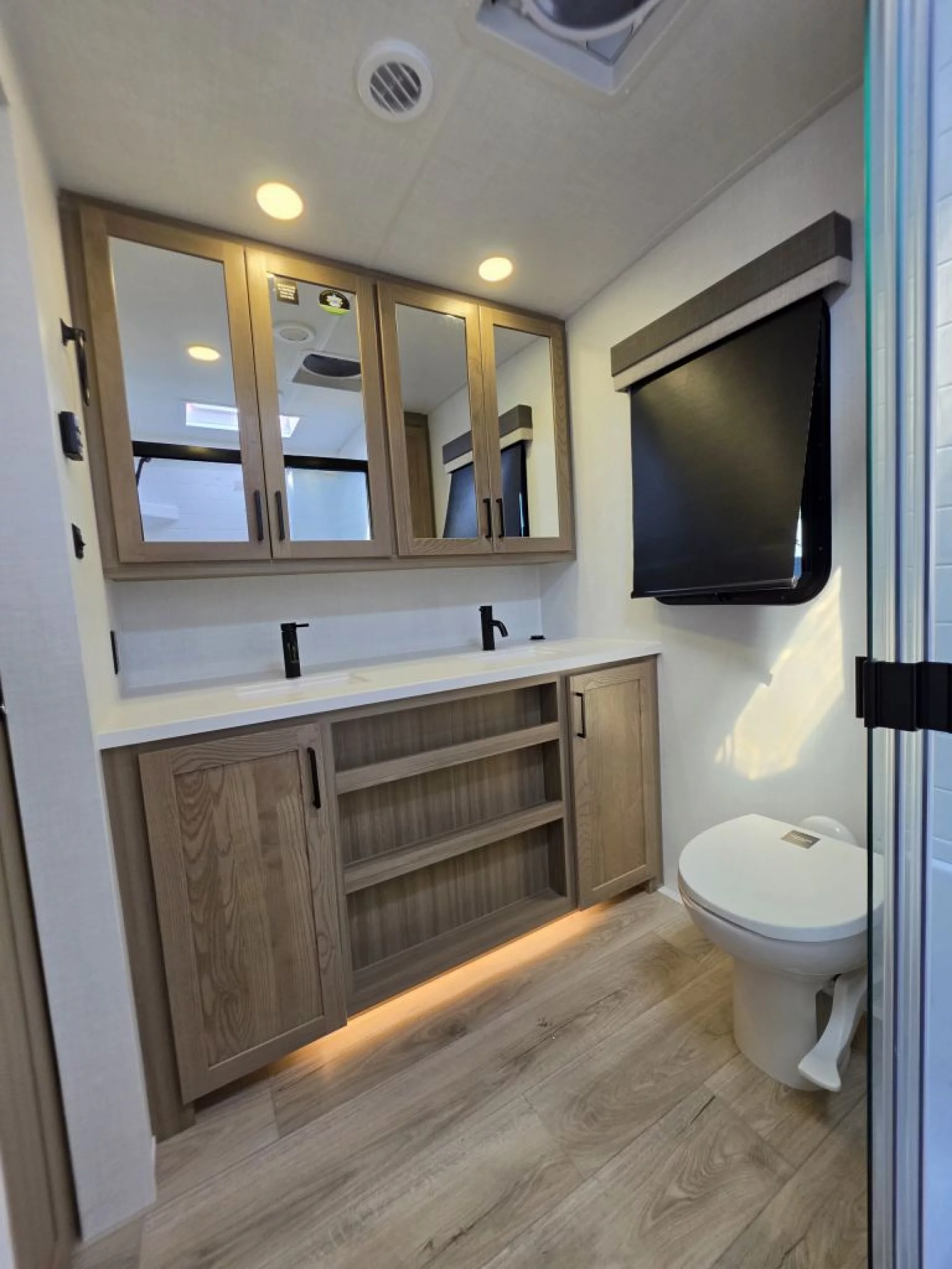2027 FOREST RIVER ROCKWOOD ULTRA LITE 2623MBR - Image 22