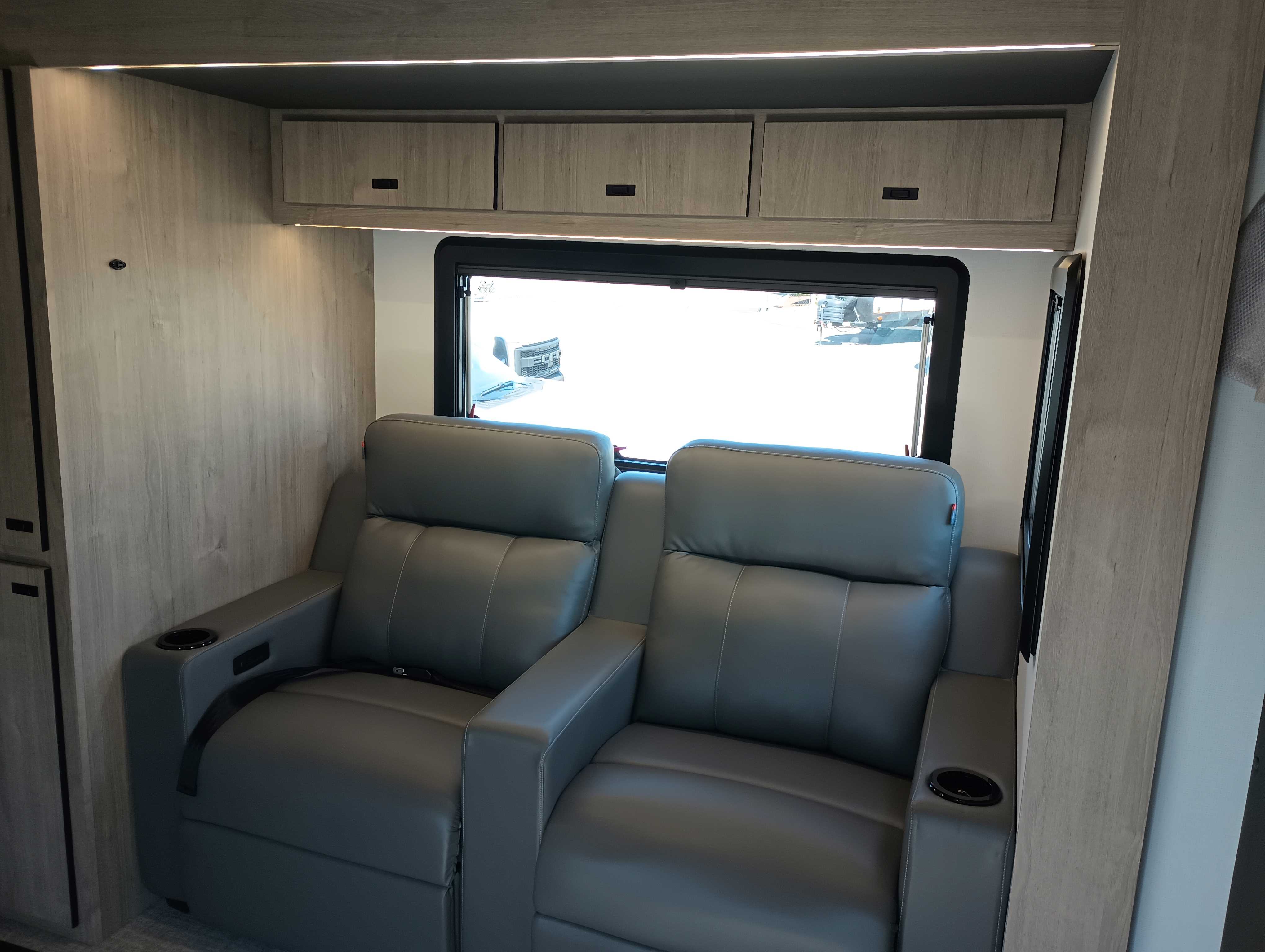 2027 Grand Design Lineage Series M 25FW - Image 8