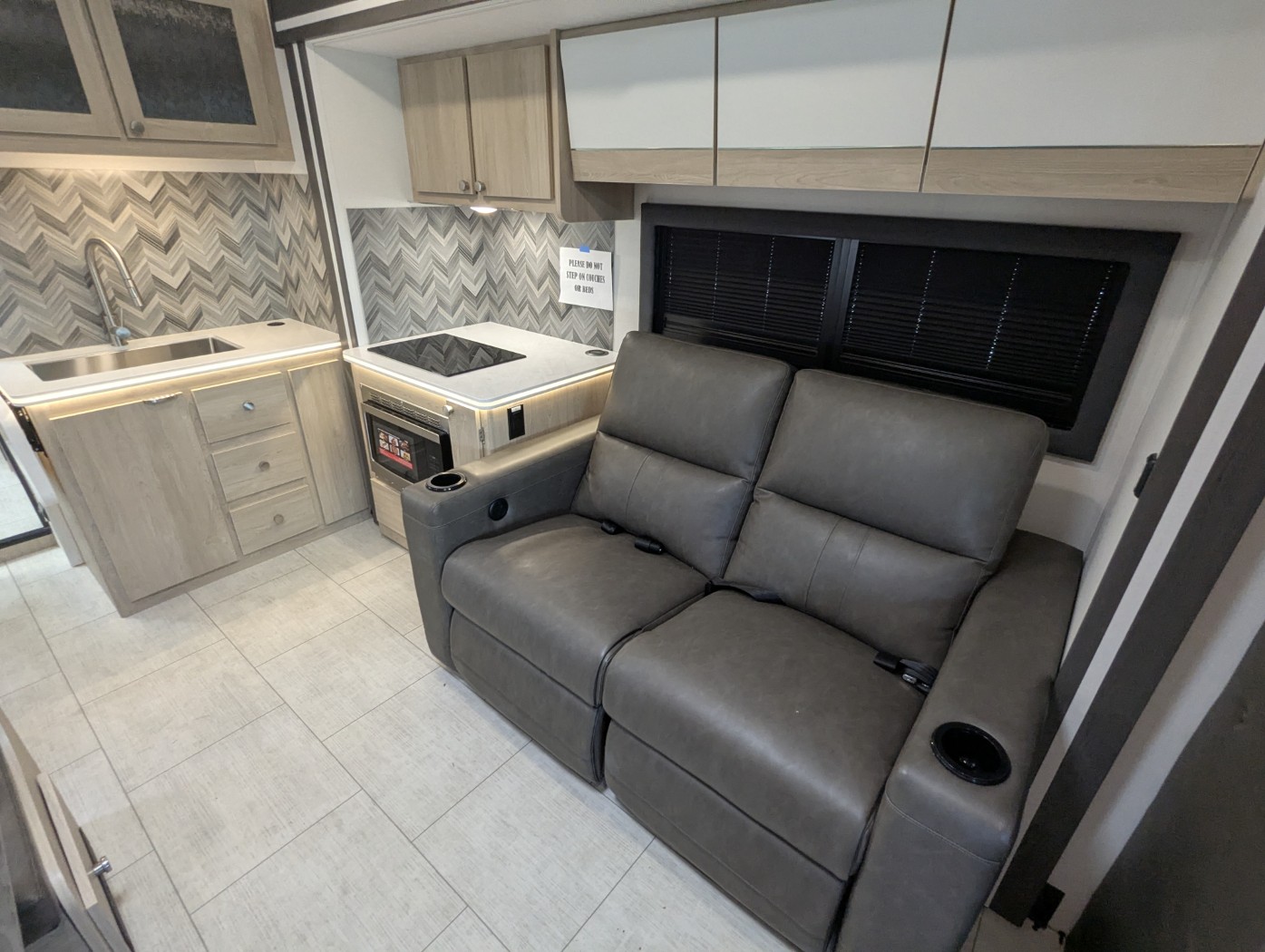 2027 Coachmen Entourage 330DS - Image 16
