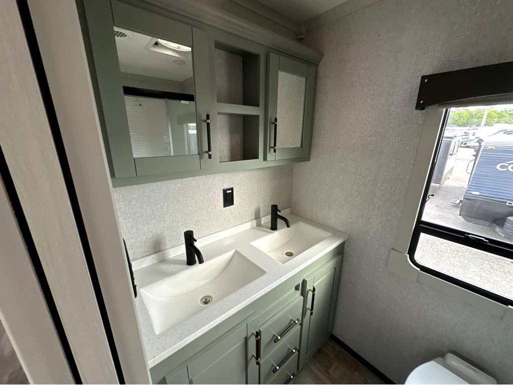 2025 CROSSROADS REDWOOD REGENCY 3951BAM - Image 27