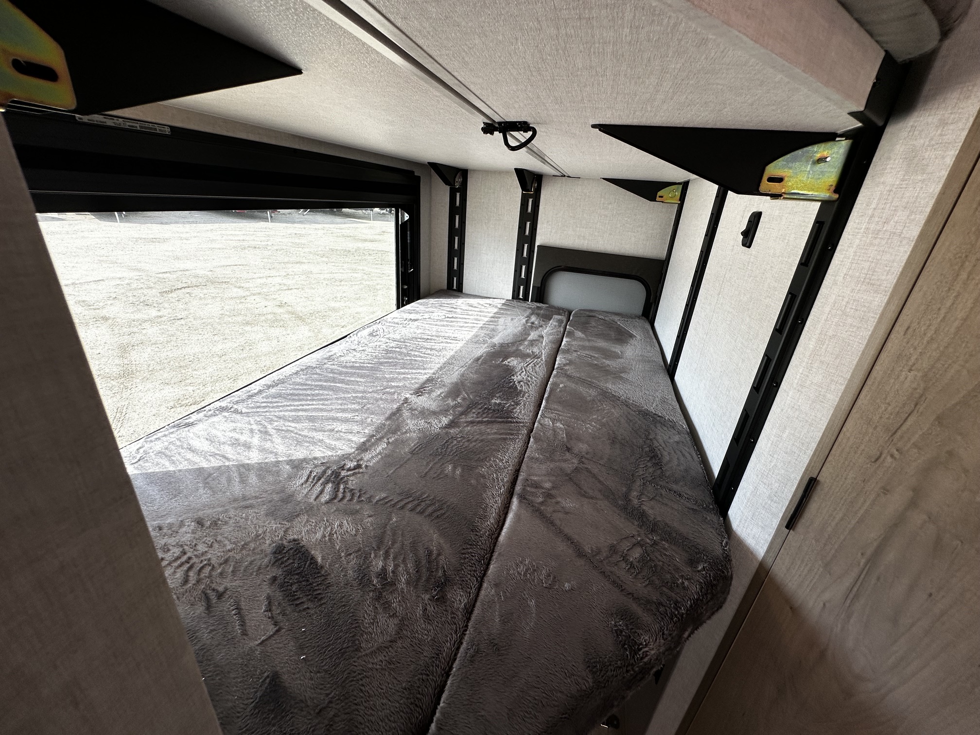 2027 Ember Overland Series 221MSL - Image 22