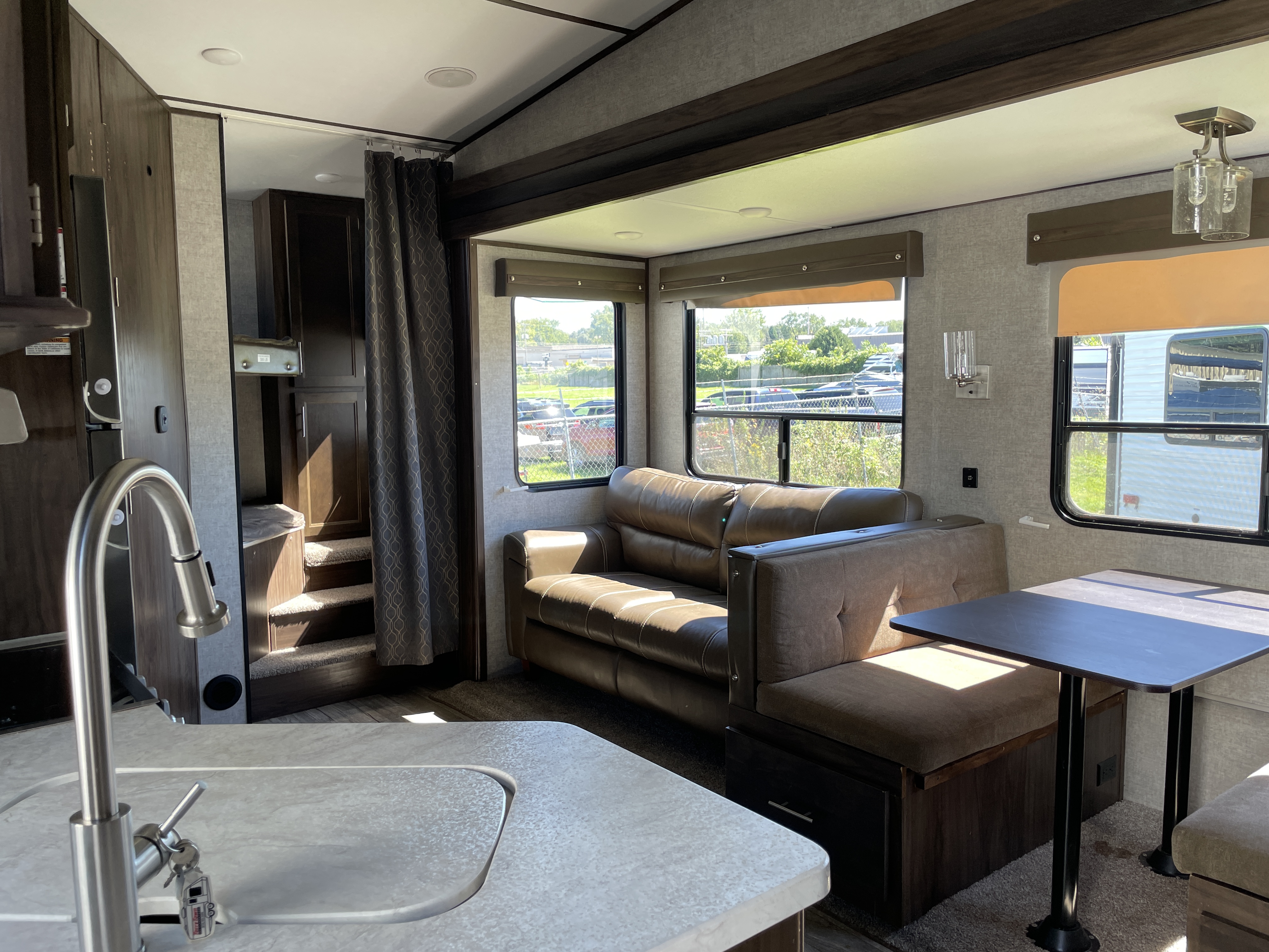 2018 Forest River Cherokee Arctic Wolf 265DBH8 - Image 8