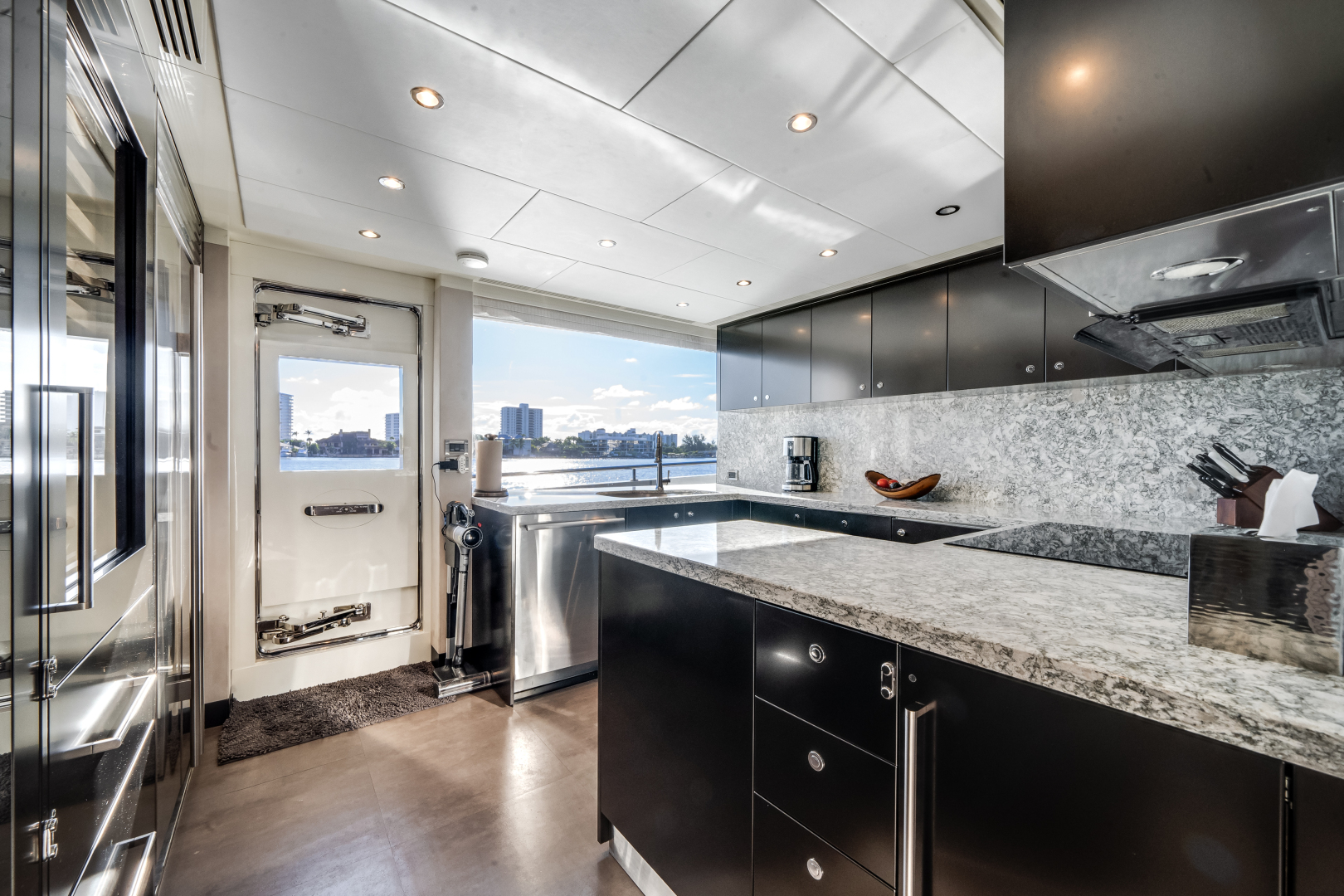 2022 Ocean Alexander 32L - Image 24