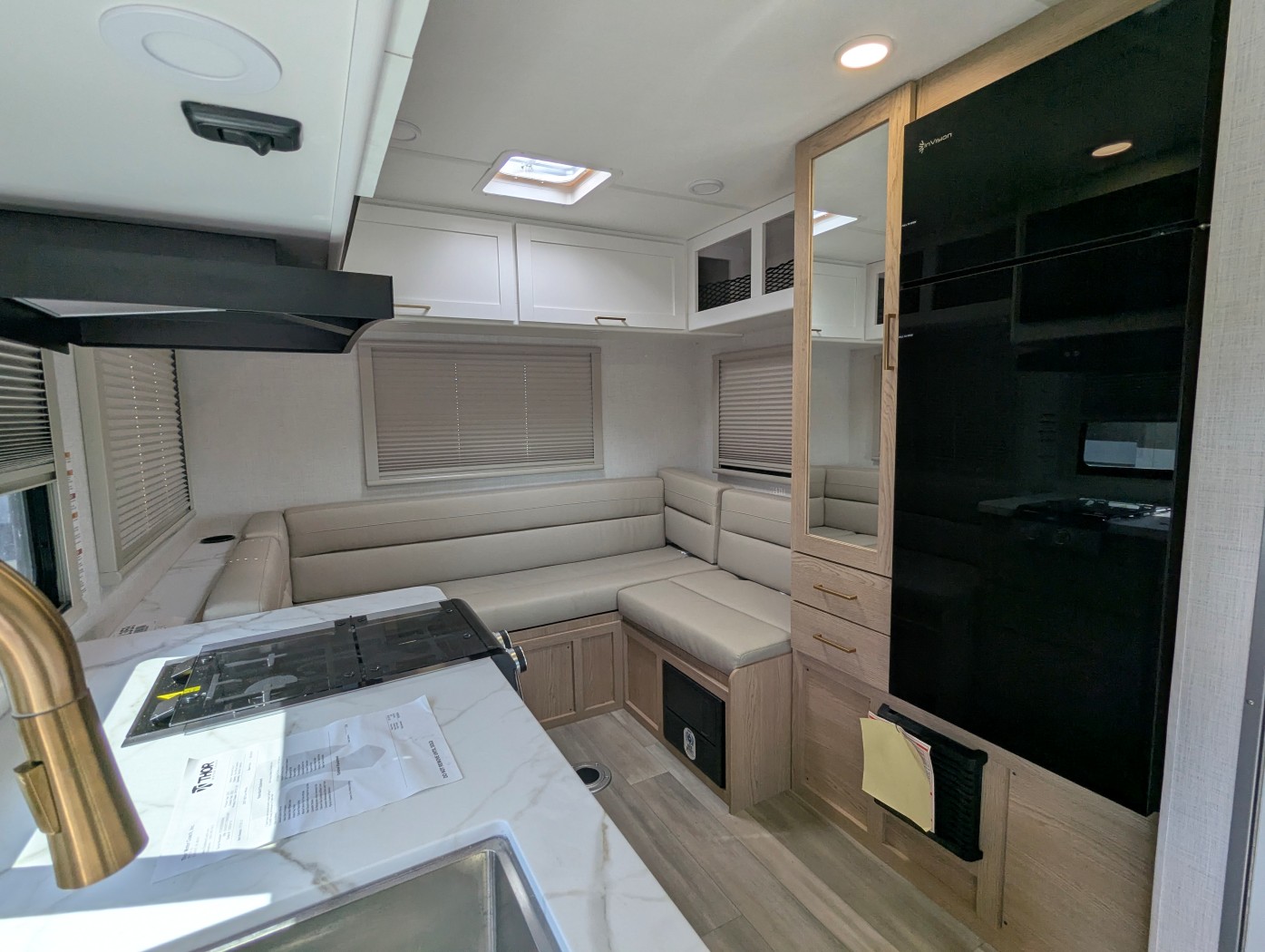 2027 Thor Motor Coach Four Winds 19Z - Image 12