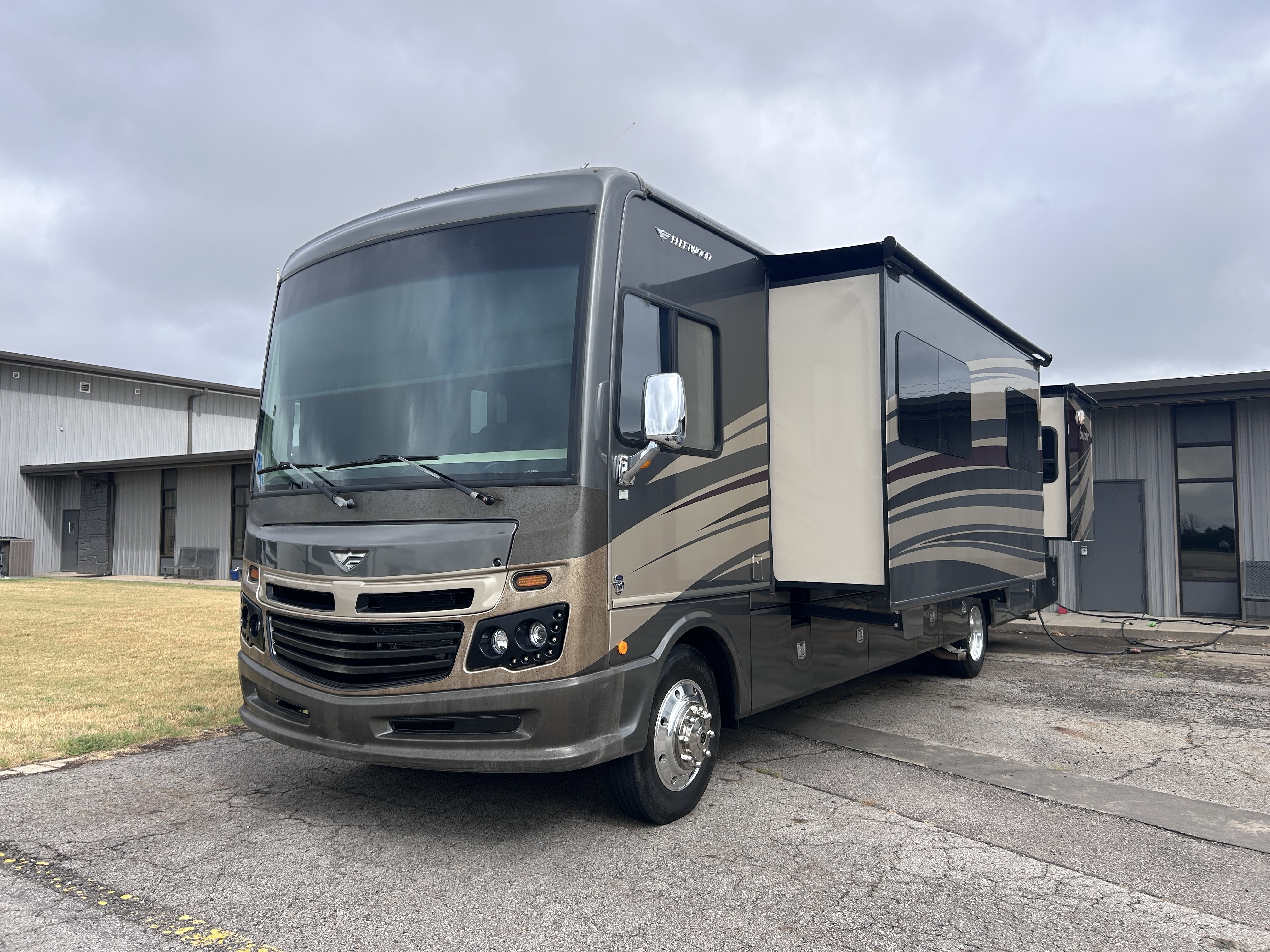 2017 Fleetwood Bounder 36Y - Image 4