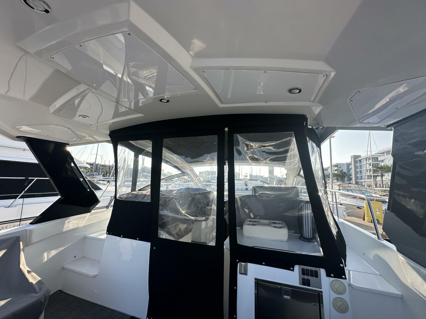 2017 Cruisers Yachts 390 Express Coupe - Image 46