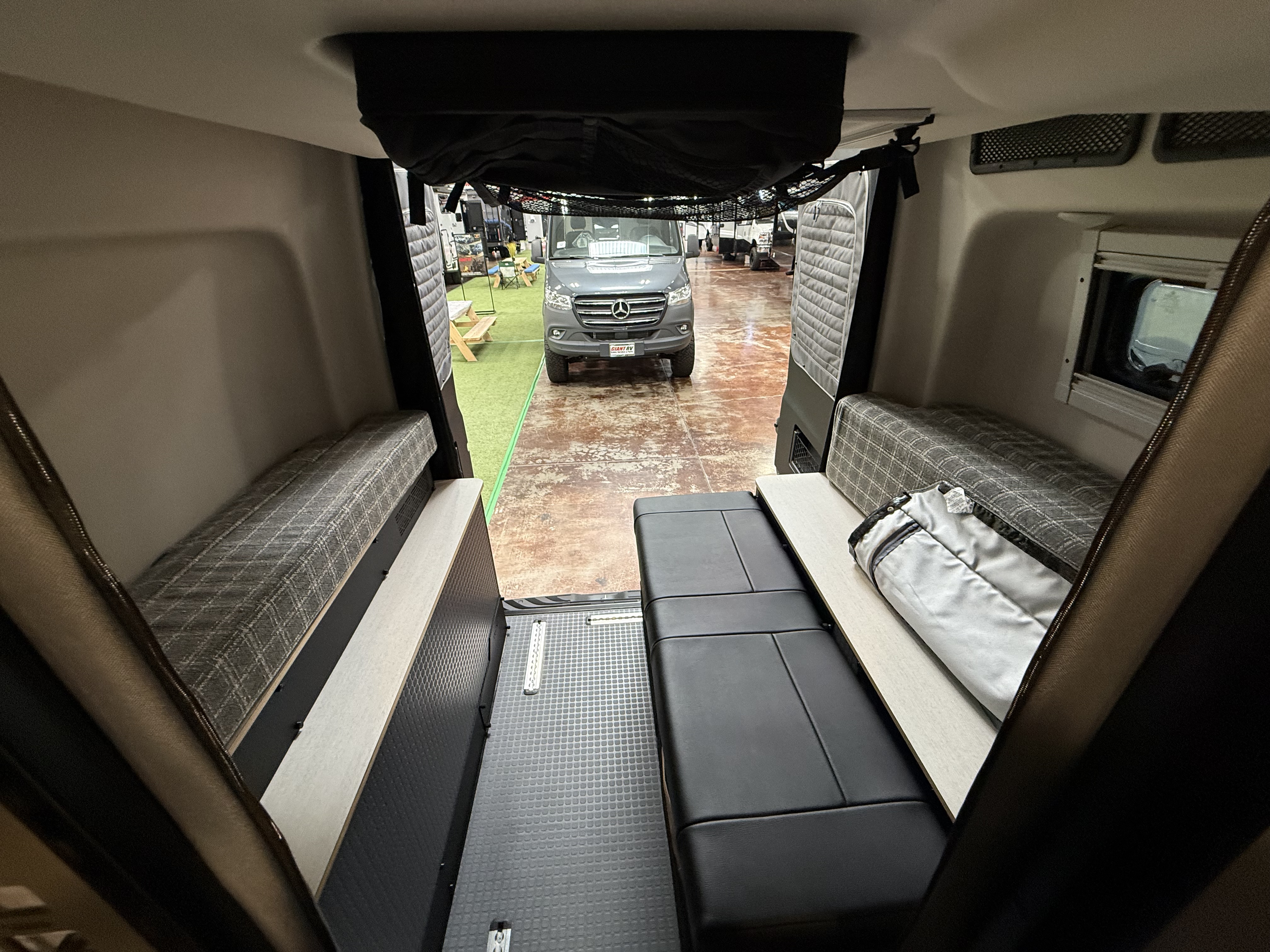 2025 WINNEBAGO REVEL BMB44E - Image 9
