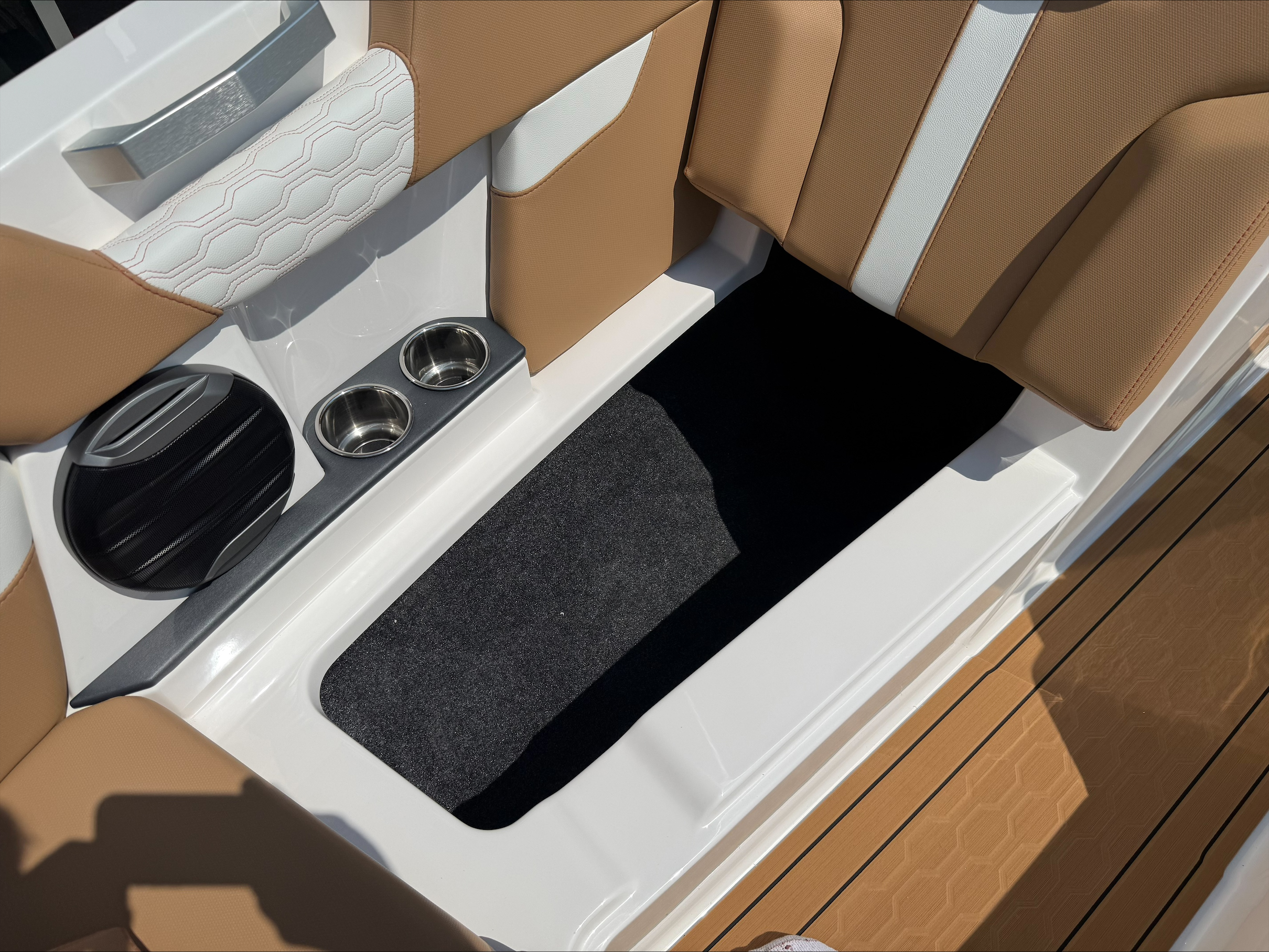 2027 MasterCraft XT24 - Image 17