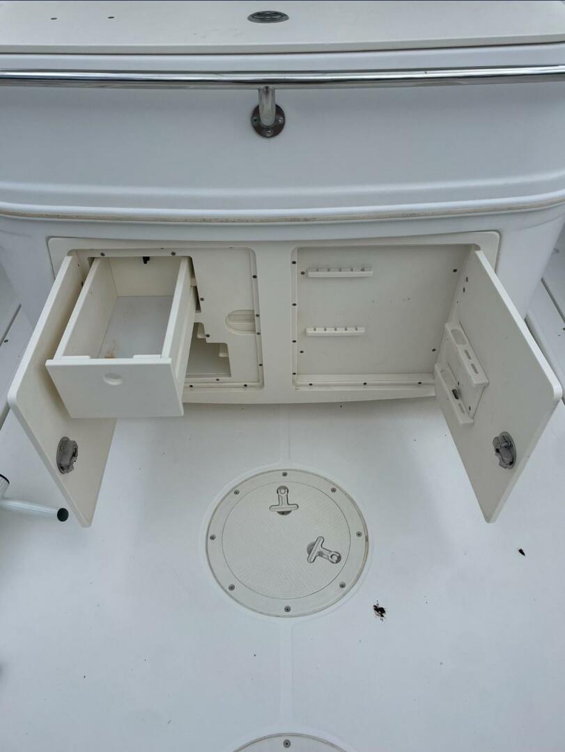 2005 Boston Whaler 320 Outrage - Image 2