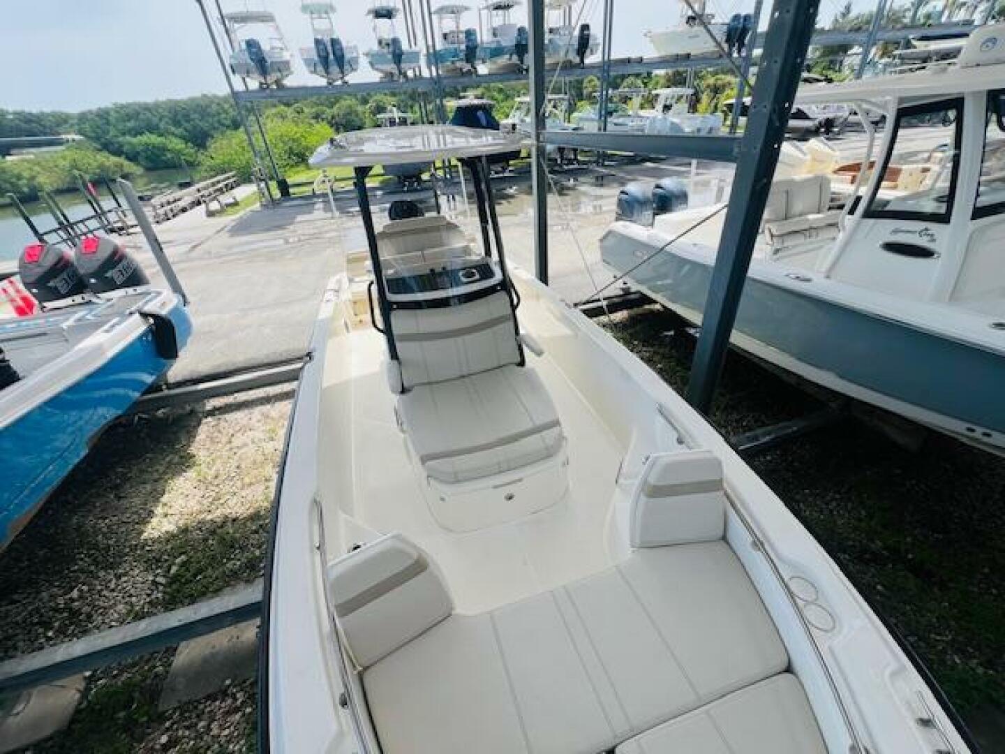 2023 Boston Whaler 250 DAUNTLESS Base - Image 9
